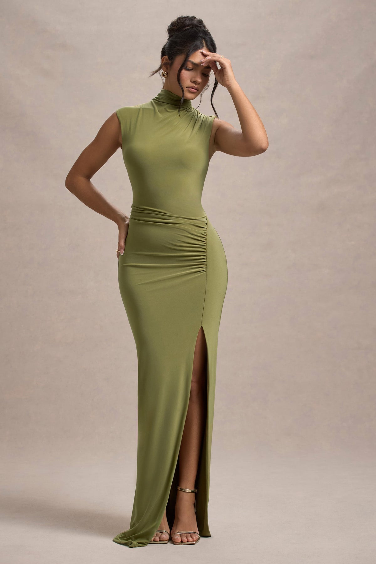 Lanetta | Olivfarbenes Maxikleid mit Raffung, hohem Kragen und Schlitz