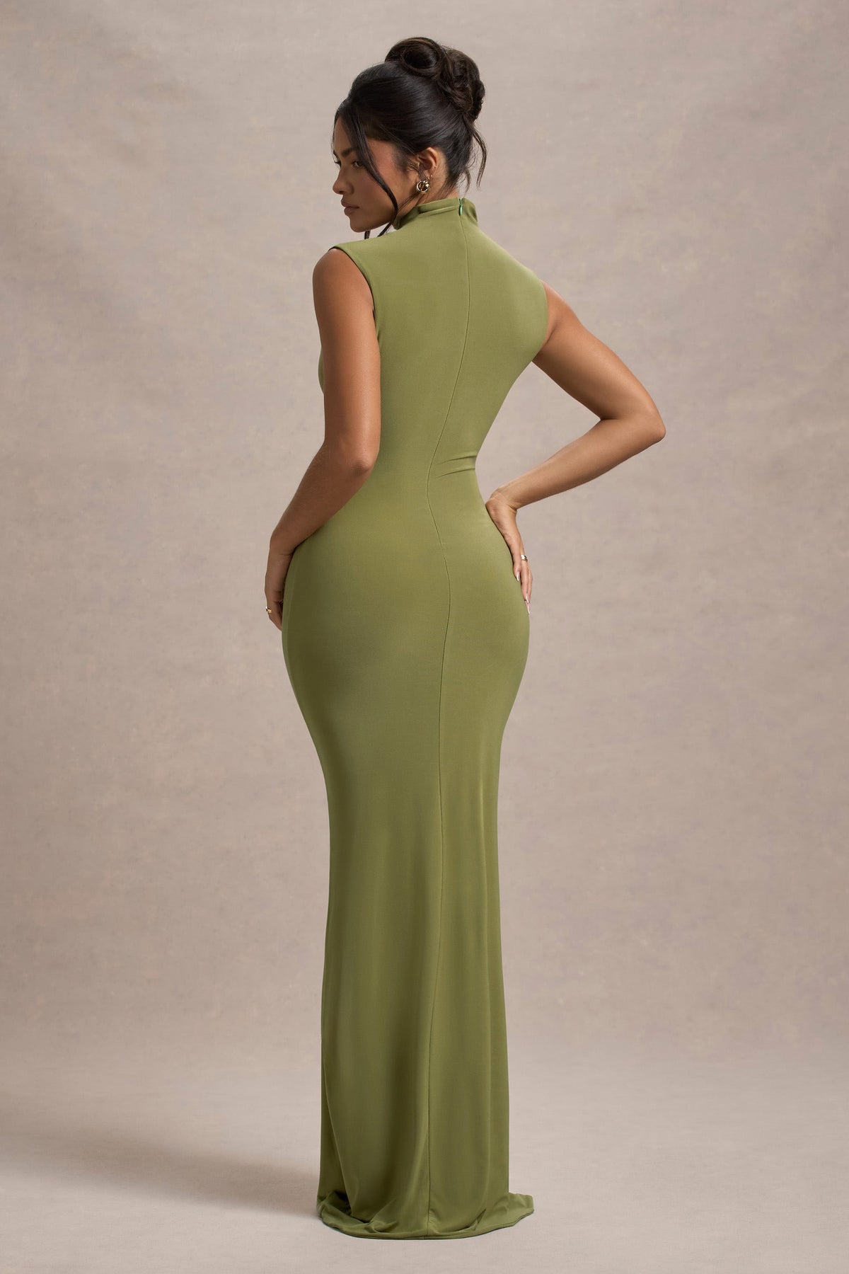 Lanetta | Olivfarbenes Maxikleid mit Raffung, hohem Kragen und Schlitz