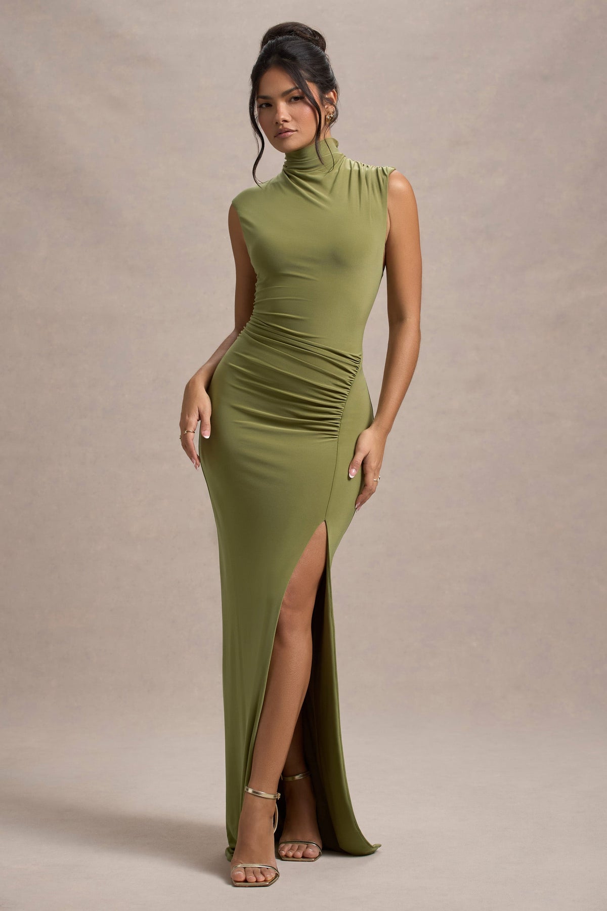 Lanetta | Olivfarbenes Maxikleid mit Raffung, hohem Kragen und Schlitz