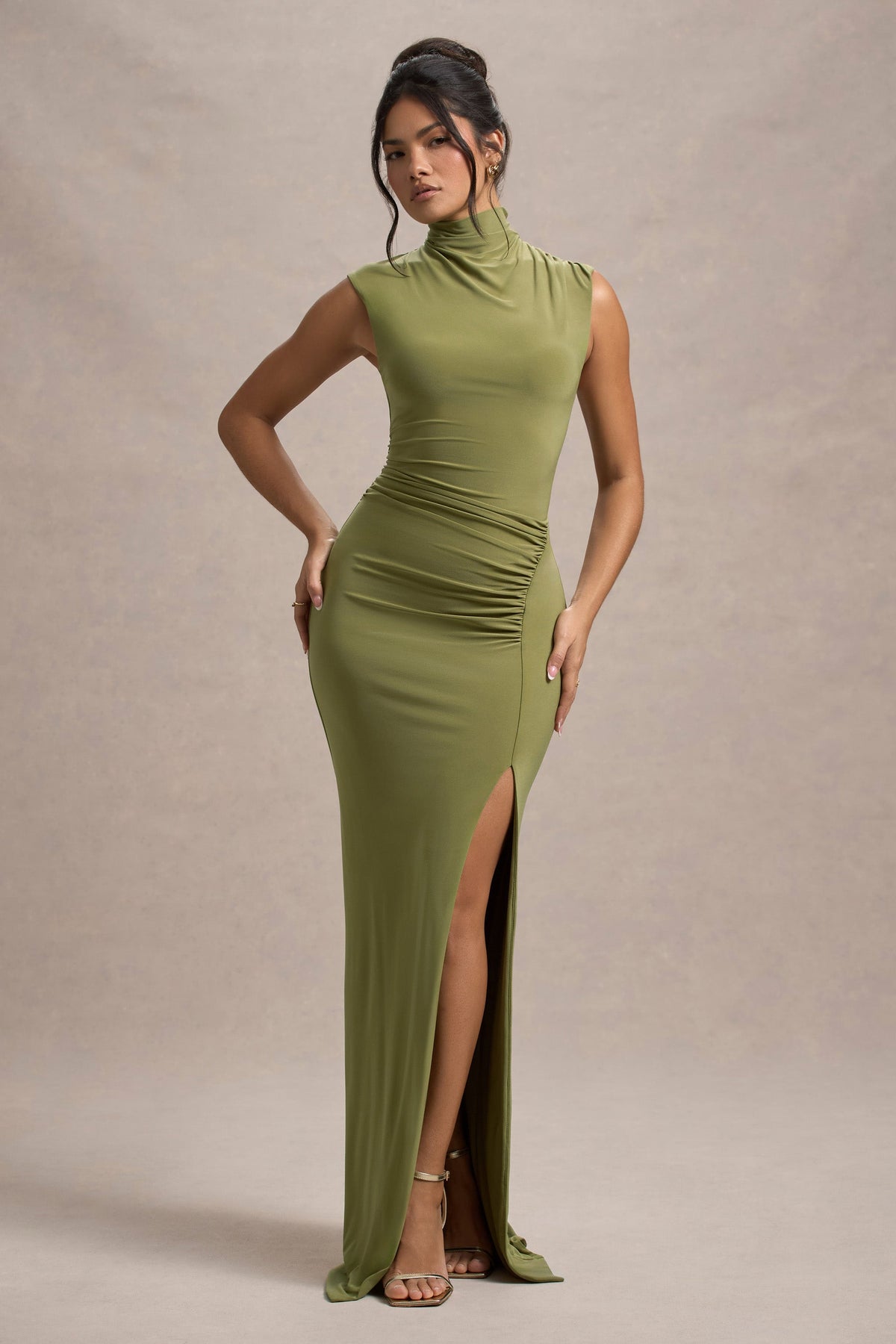 Lanetta | Olivfarbenes Maxikleid mit Raffung, hohem Kragen und Schlitz
