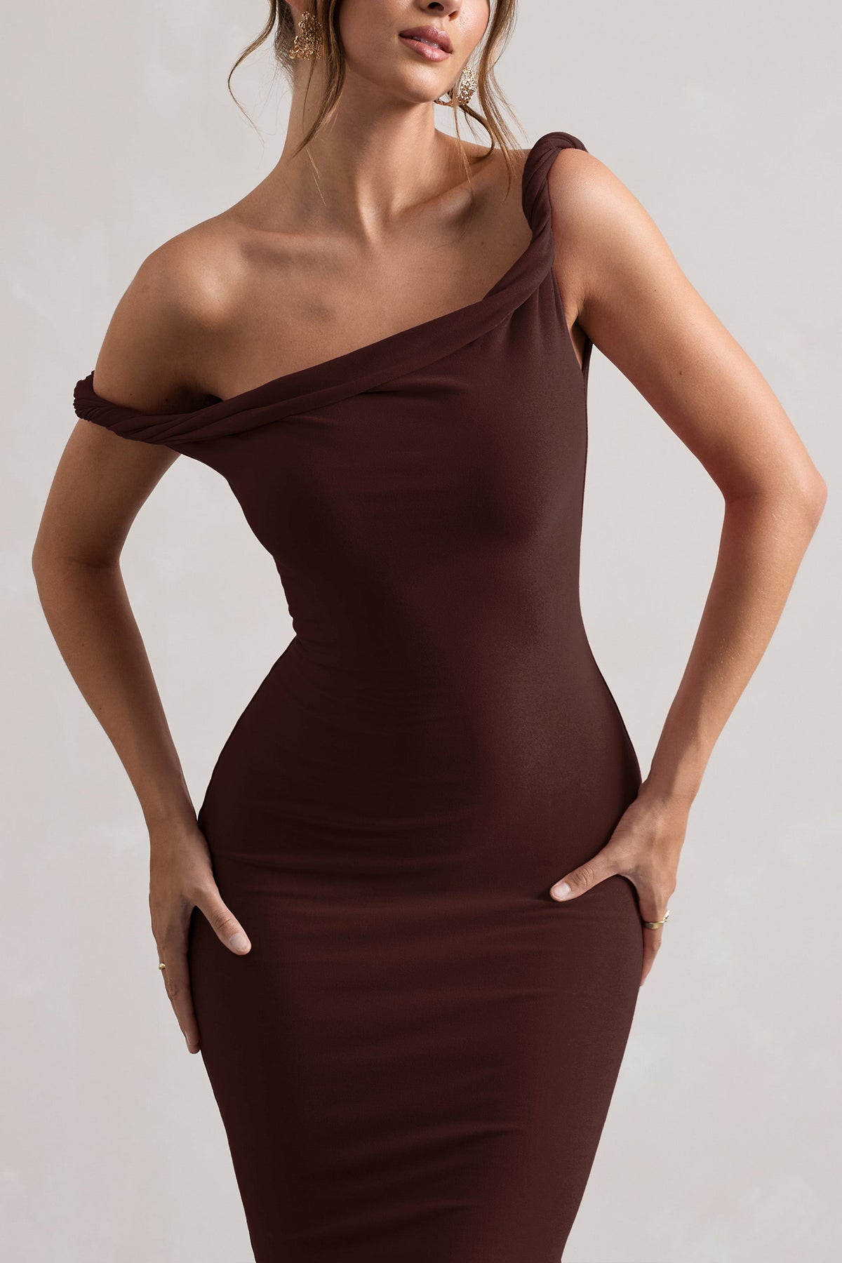 Salome | Schokoladenbraunes Asymmetrisches Midikleid mit verdrehten Details