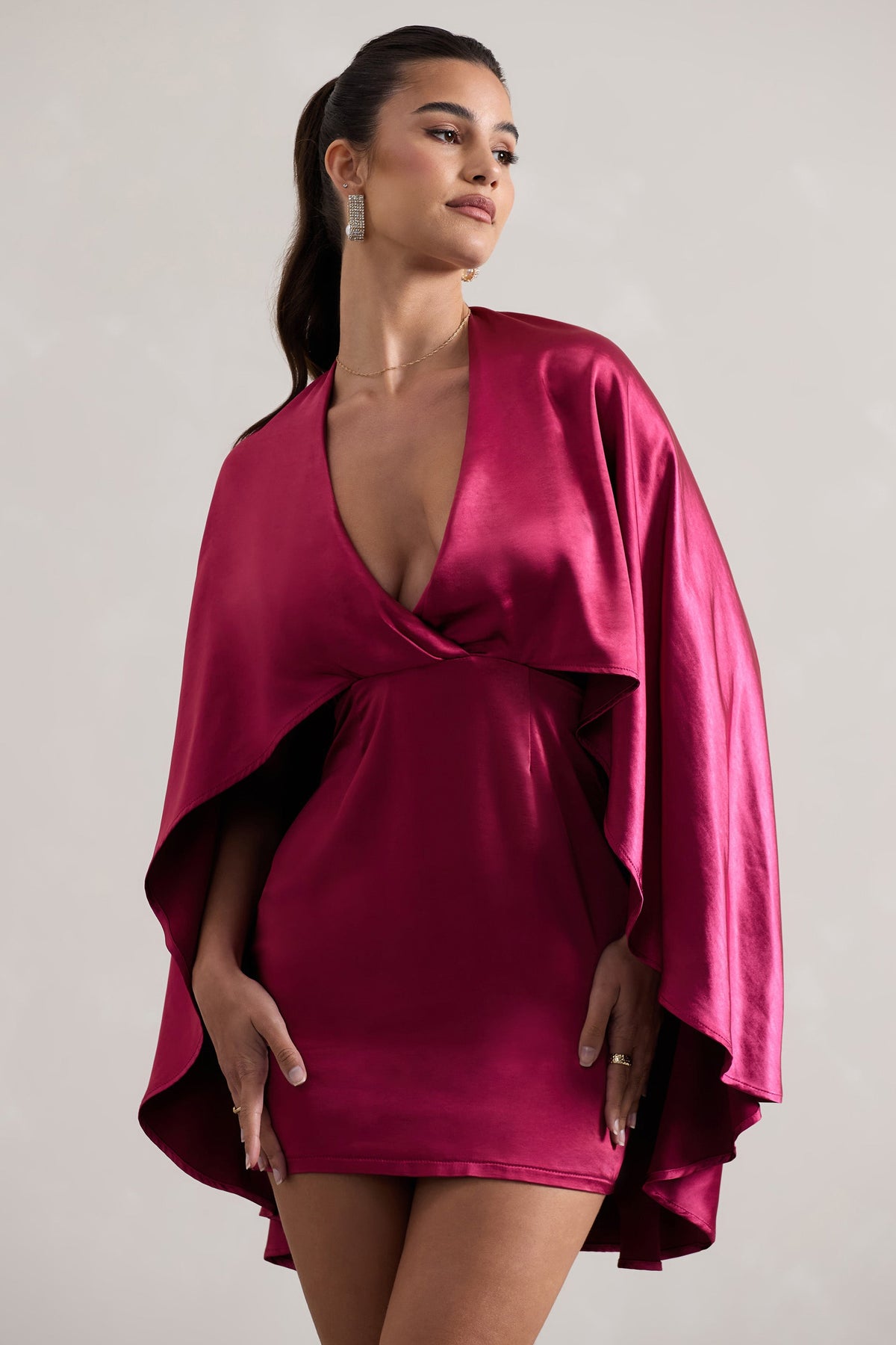 Olsen | Raspberryfarbenes Satin-Cape-Minikleid mit tiefem V-Ausschnitt