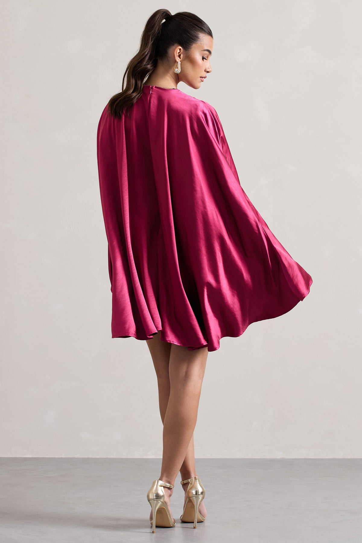 Olsen | Raspberryfarbenes Satin-Cape-Minikleid mit tiefem V-Ausschnitt