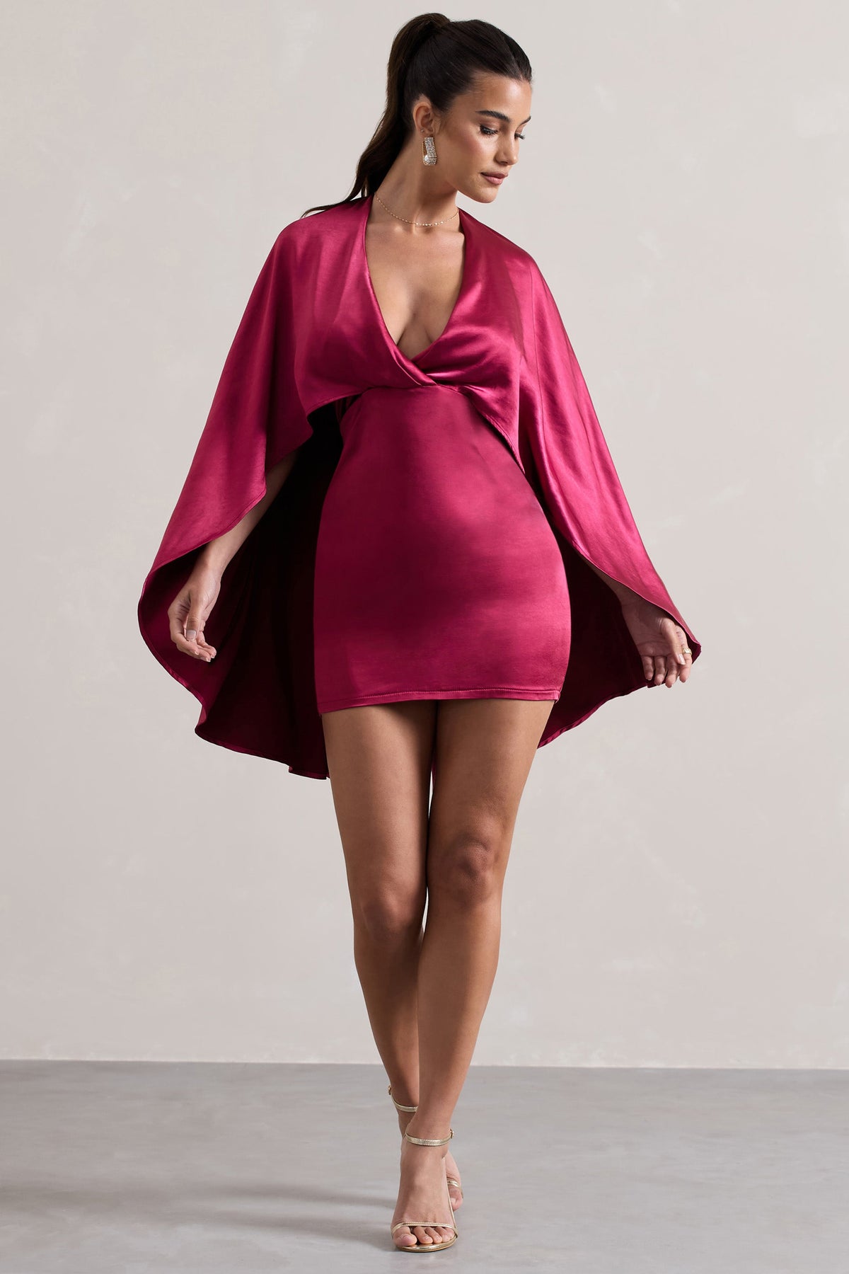 Olsen | Raspberryfarbenes Satin-Cape-Minikleid mit tiefem V-Ausschnitt