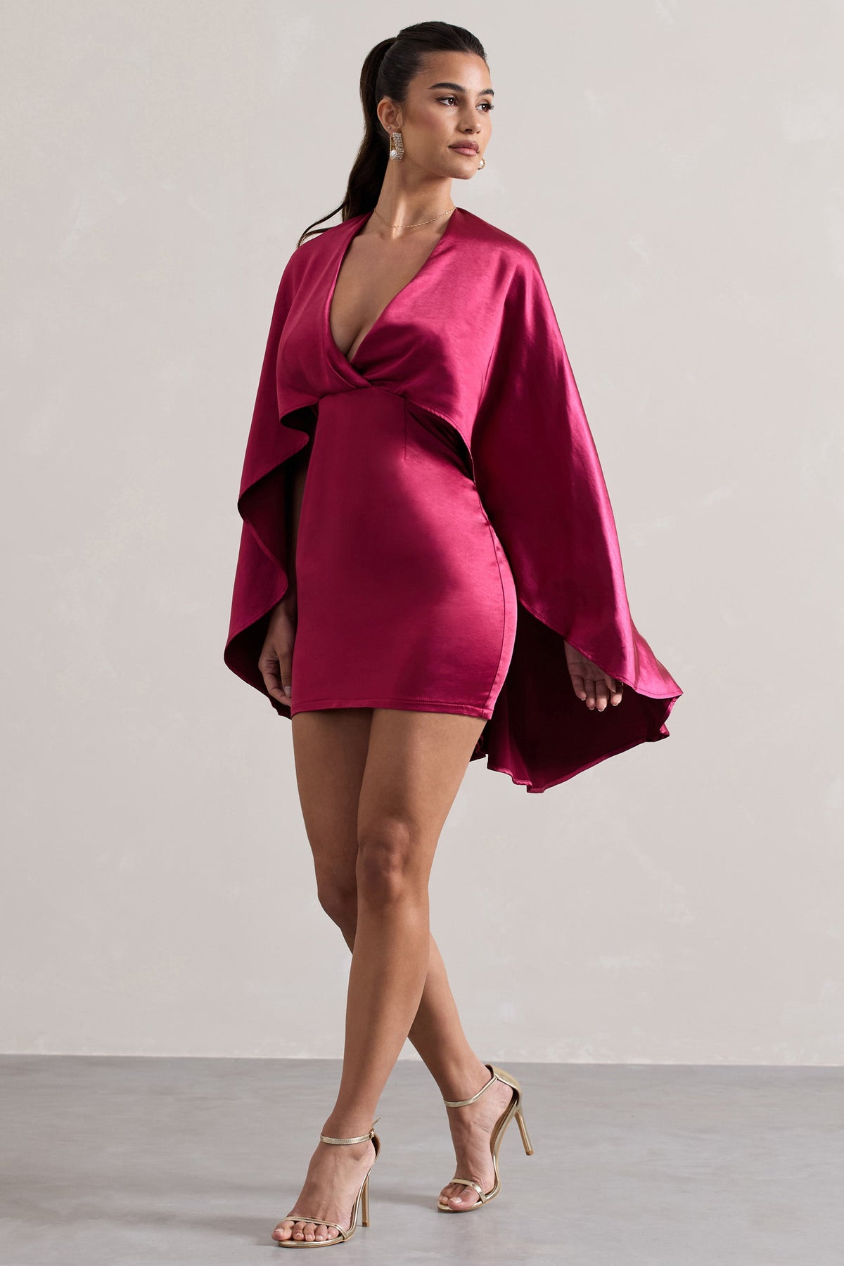 Olsen | Raspberryfarbenes Satin-Cape-Minikleid mit tiefem V-Ausschnitt