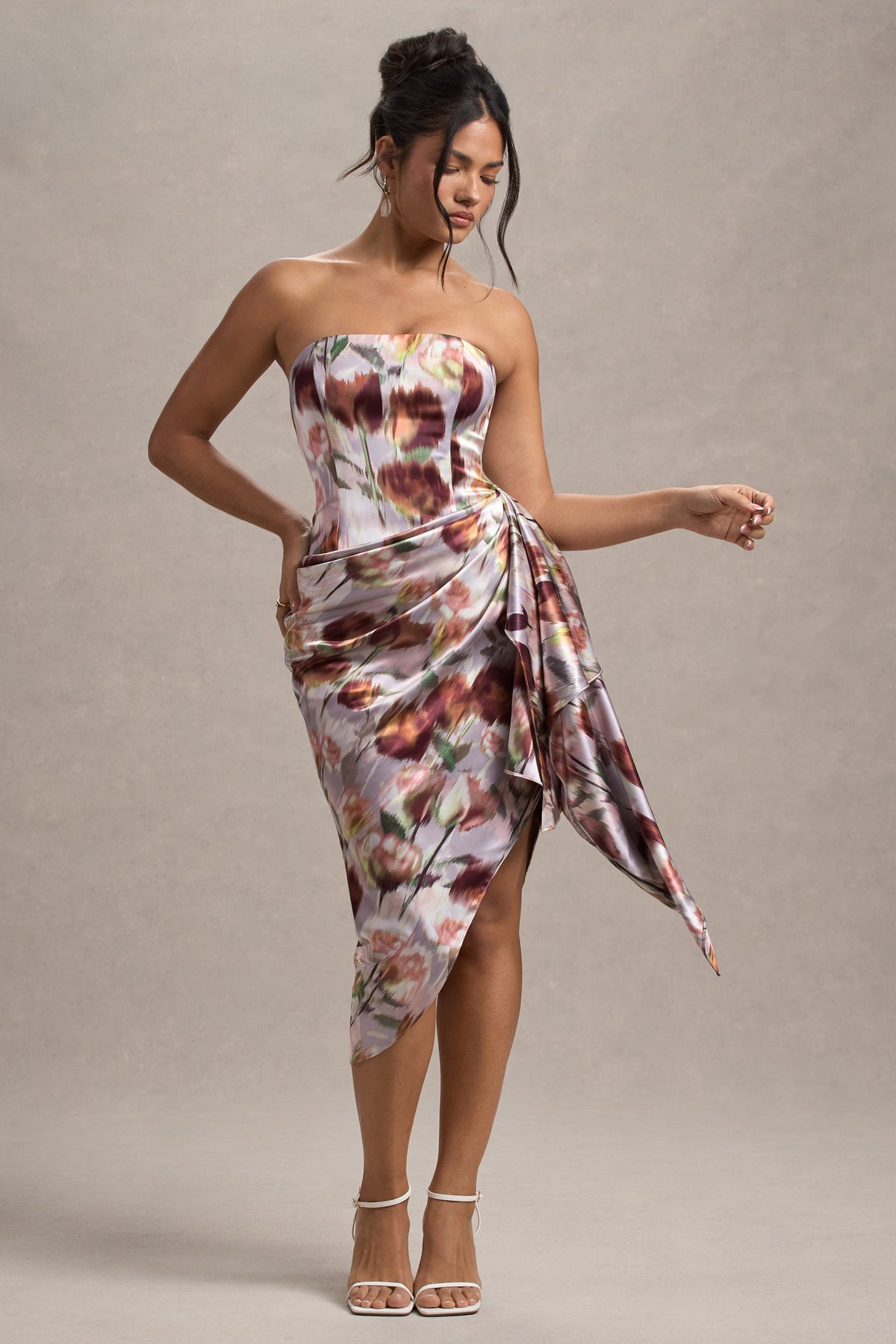 Axel | Cremefarbendes Satinkleid mit Blumenmuster, trägerlos und als Wickel-Midi-Kleid designt.