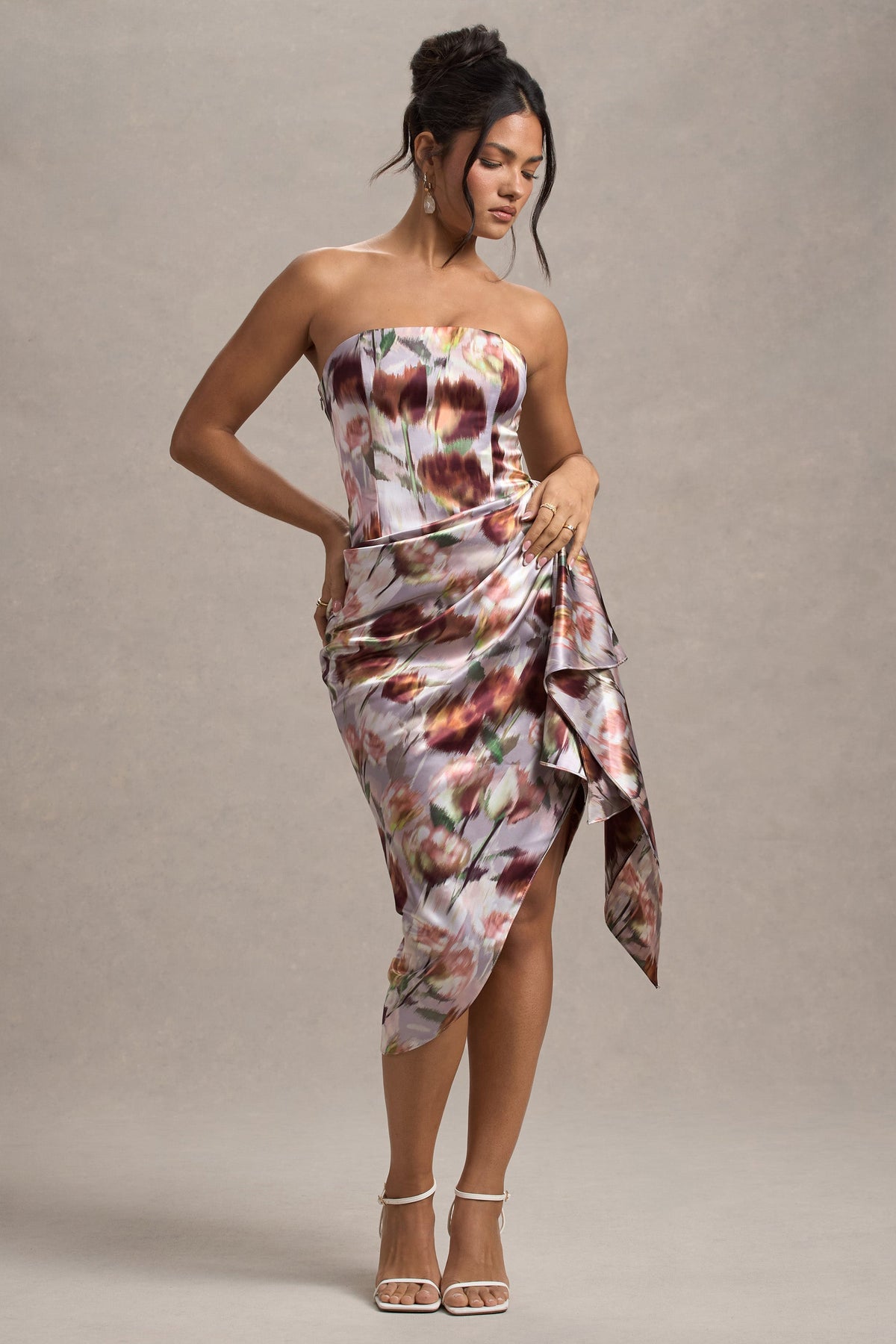 Axel | Cremefarbendes Satinkleid mit Blumenmuster, trägerlos und als Wickel-Midi-Kleid designt.