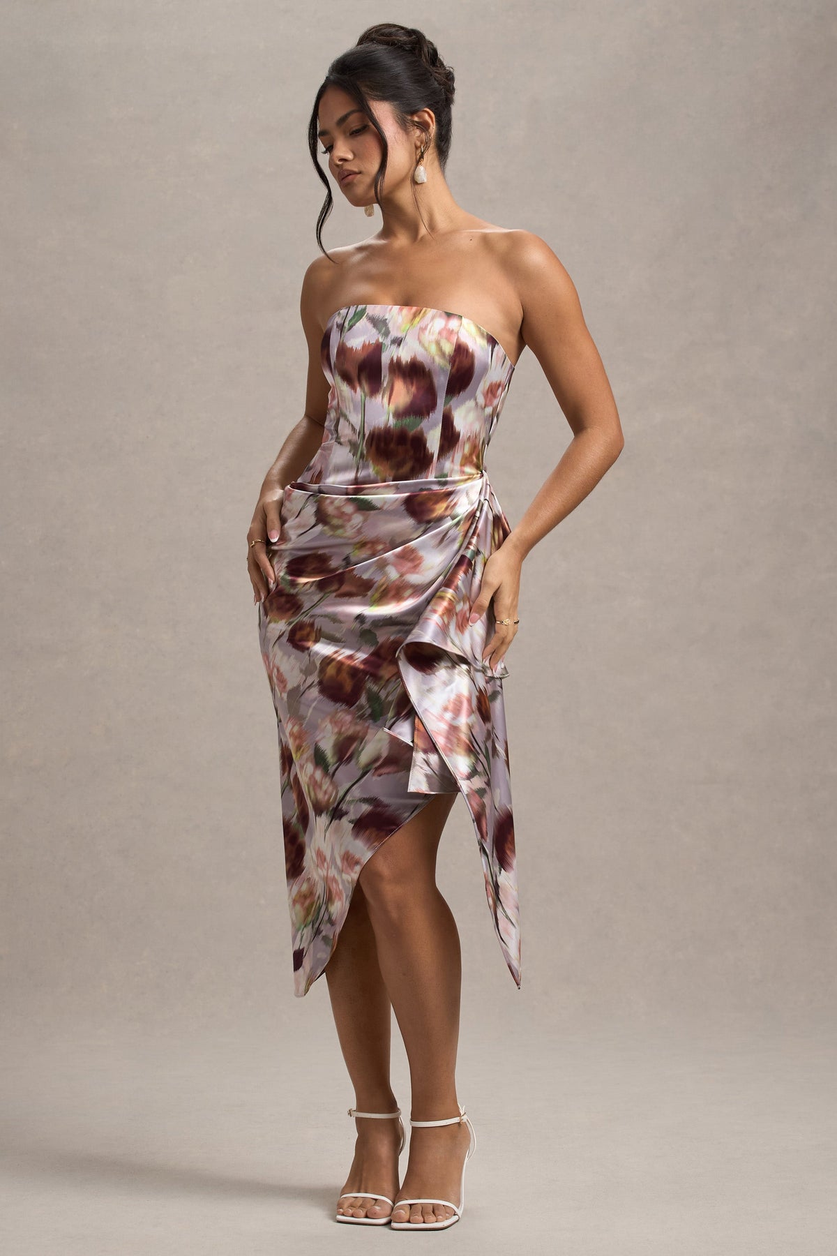 Axel | Cremefarbendes Satinkleid mit Blumenmuster, trägerlos und als Wickel-Midi-Kleid designt.