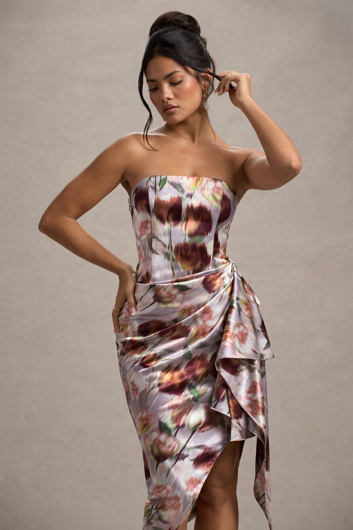 Axel | Cremefarbendes Satinkleid mit Blumenmuster, trägerlos und als Wickel-Midi-Kleid designt.