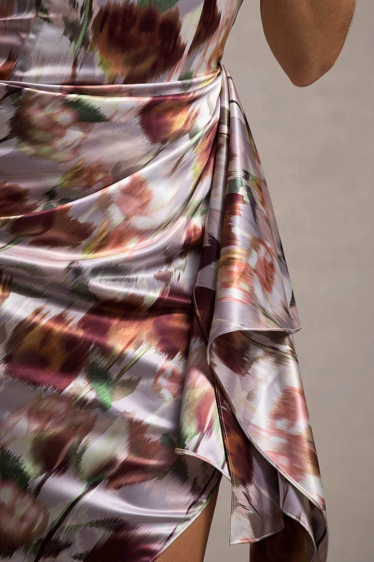 Axel | Cremefarbendes Satinkleid mit Blumenmuster, trägerlos und als Wickel-Midi-Kleid designt.