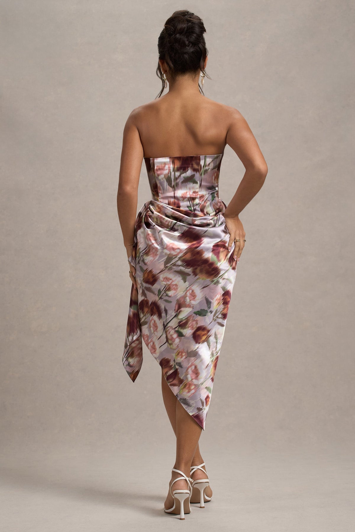 Axel | Cremefarbendes Satinkleid mit Blumenmuster, trägerlos und als Wickel-Midi-Kleid designt.