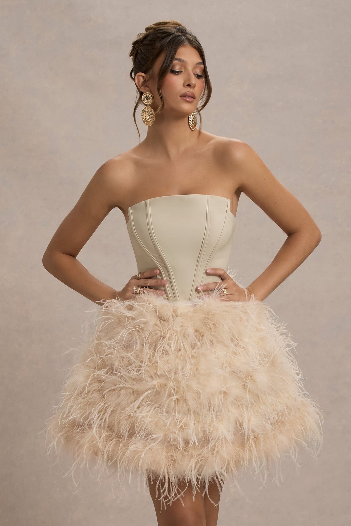 Peaches | Champagnerfarbiges trägerloses Minikleid mit voluminösem Federsaum