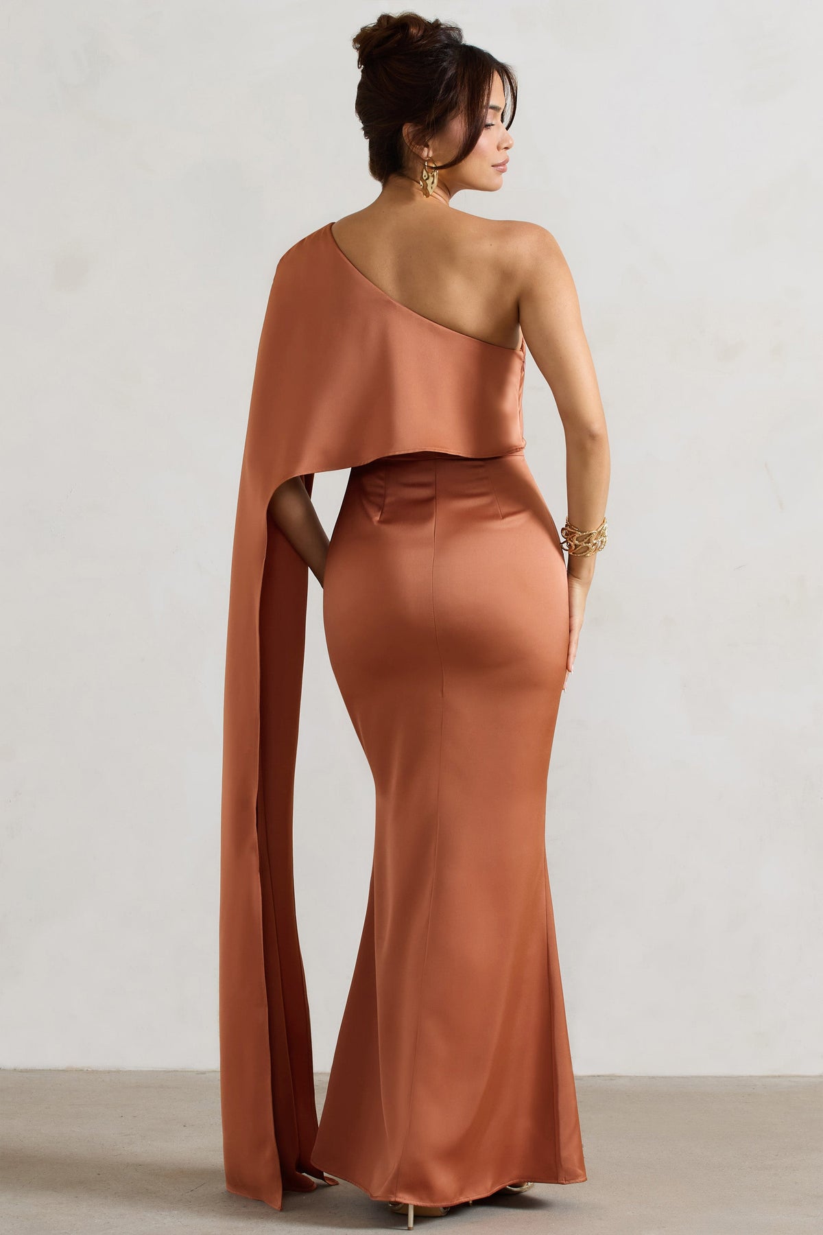 Amora | Rostfarbenes Satin-Maxikleid mit asymmetrischem Cape-Ärmel und Schlitz
