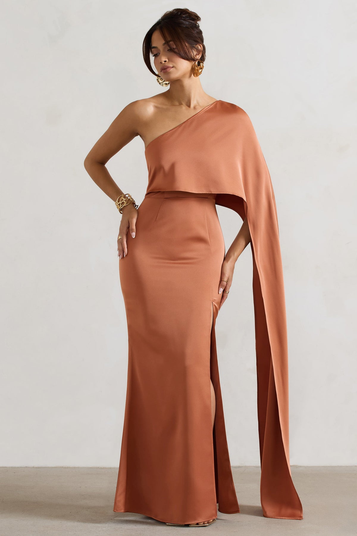 Amora | Rostfarbenes Satin-Maxikleid mit asymmetrischem Cape-Ärmel und Schlitz