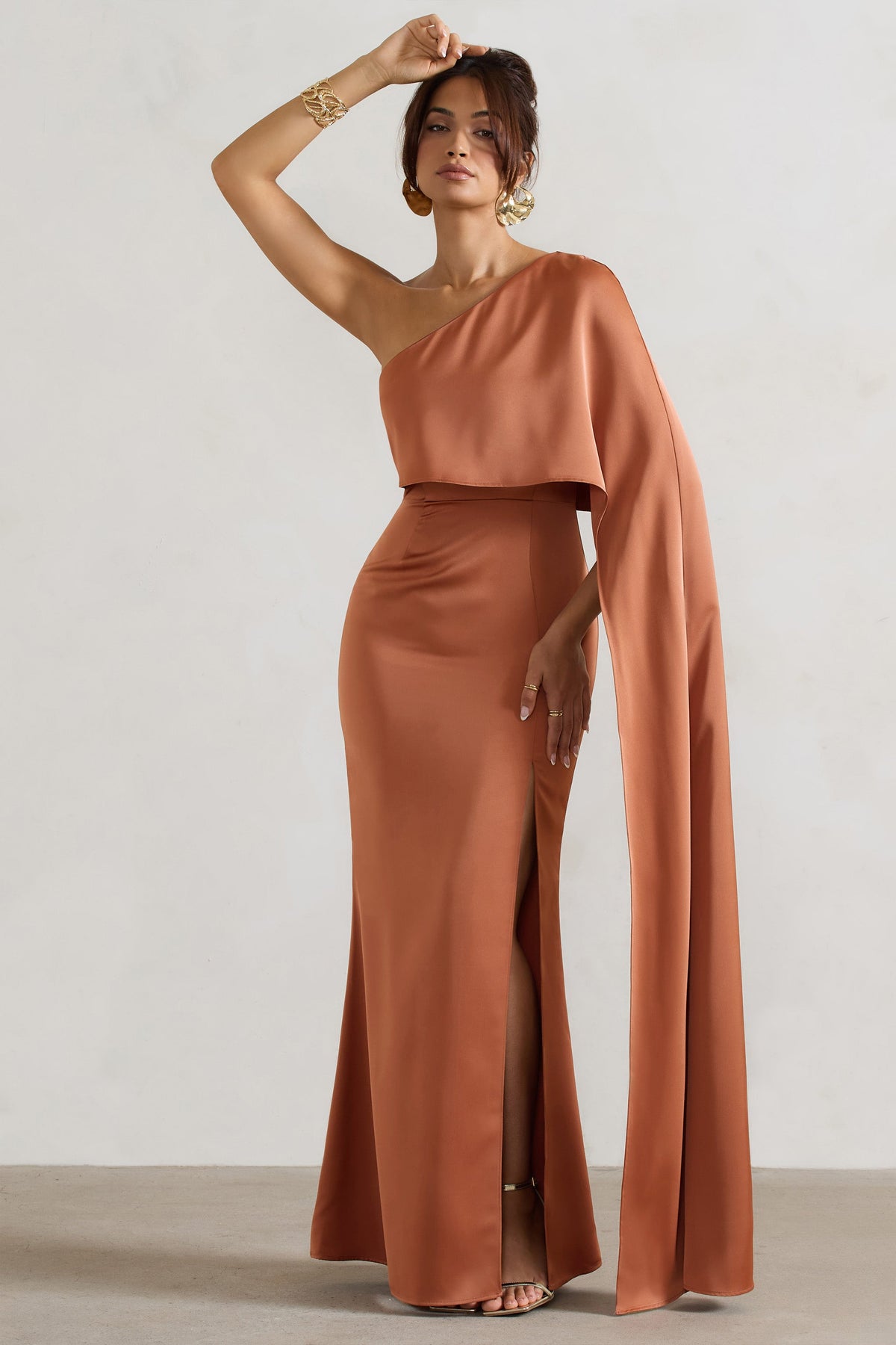 Amora | Rostfarbenes Satin-Maxikleid mit asymmetrischem Cape-Ärmel und Schlitz