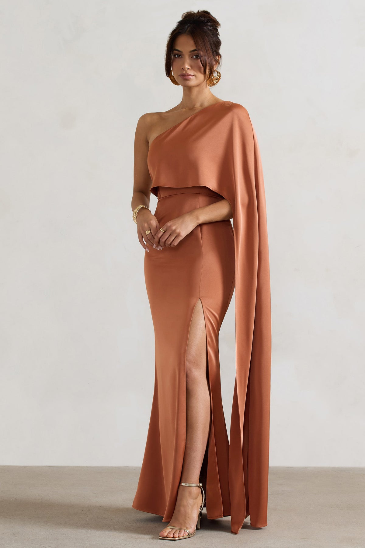 Amora | Rostfarbenes Satin-Maxikleid mit asymmetrischem Cape-Ärmel und Schlitz