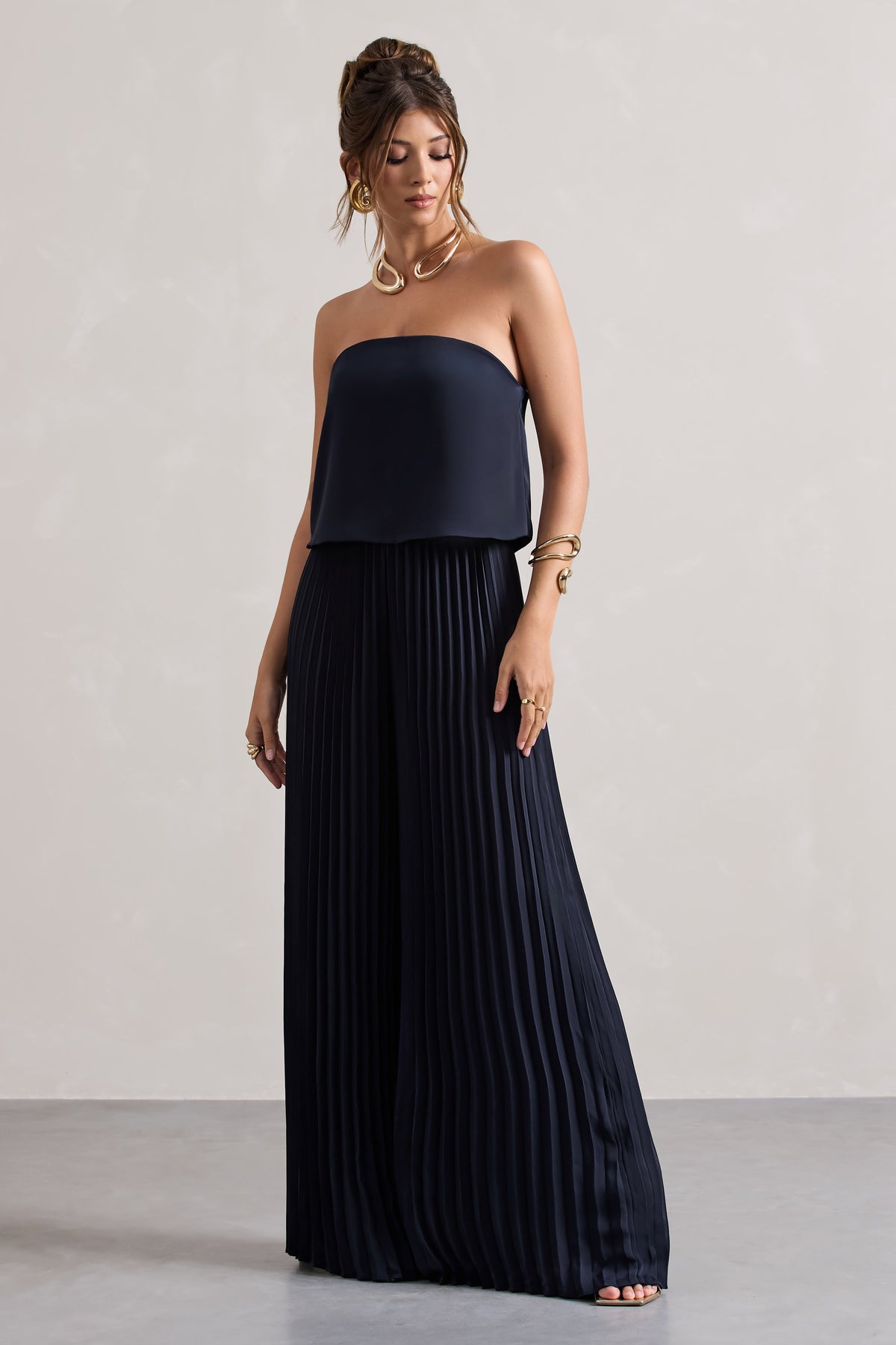 Tammi | Marineblauer, trägerloser Plissee-Jumpsuit aus Satin mit weitem Bein