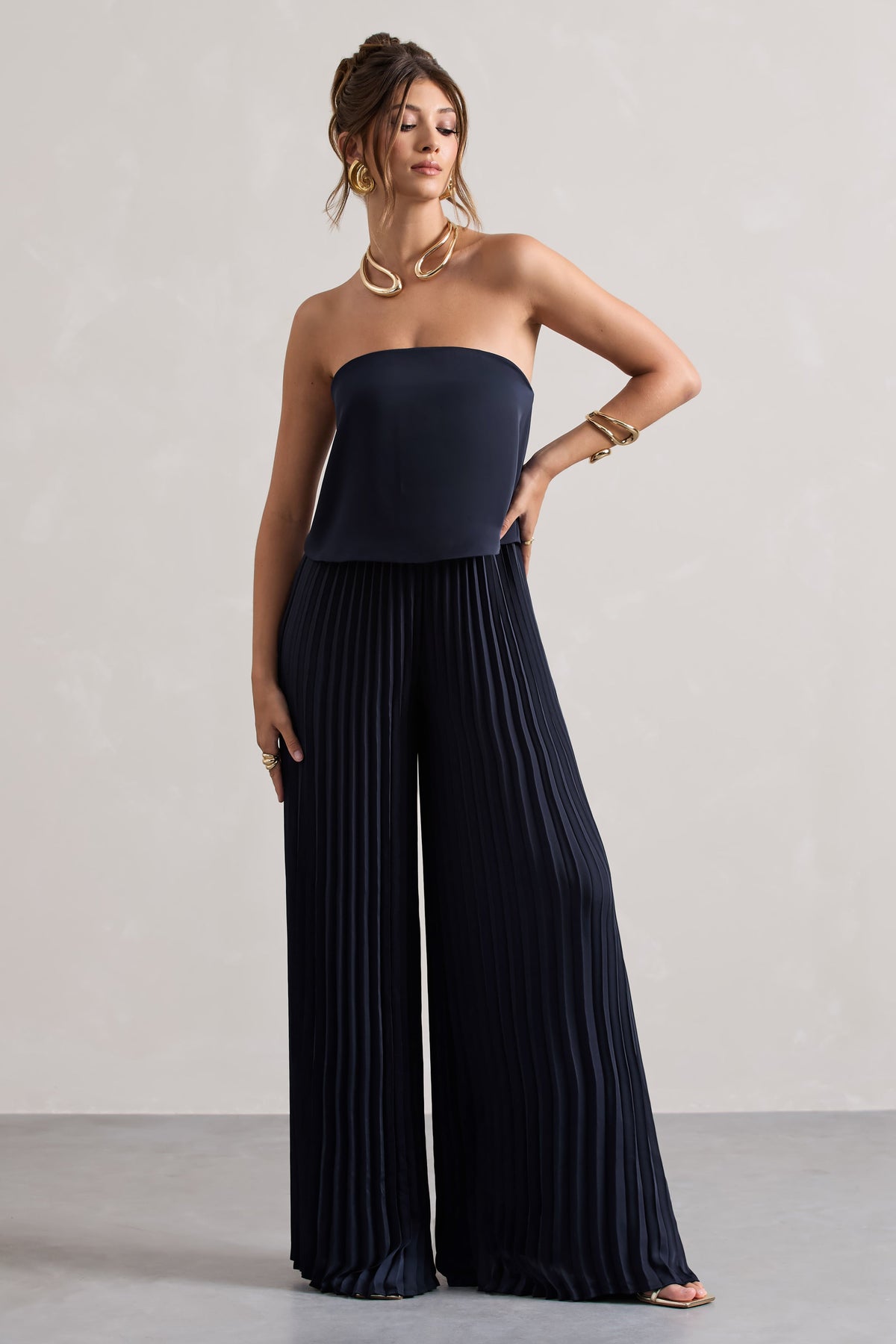 Tammi | Marineblauer, trägerloser Plissee-Jumpsuit aus Satin mit weitem Bein