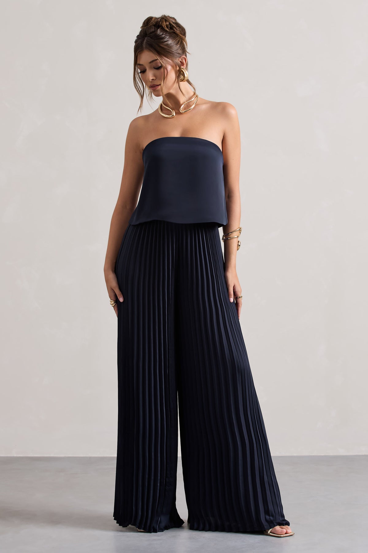 Tammi | Marineblauer, trägerloser Plissee-Jumpsuit aus Satin mit weitem Bein