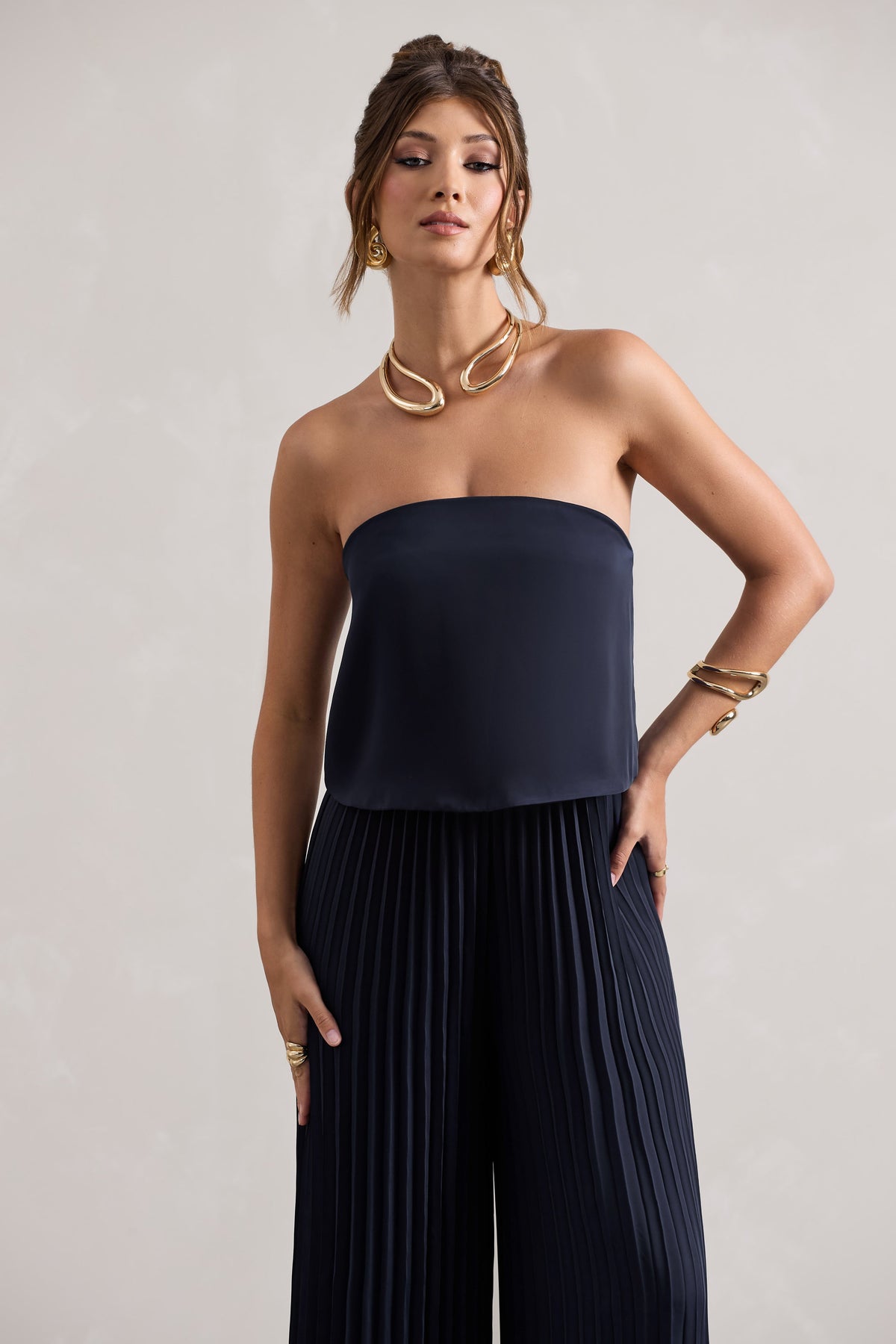 Tammi | Marineblauer, trägerloser Plissee-Jumpsuit aus Satin mit weitem Bein