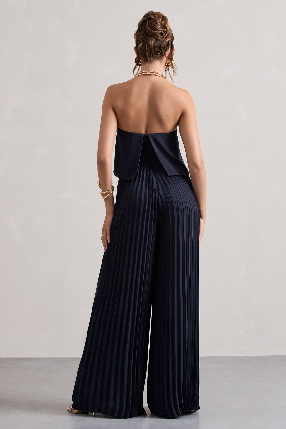 Tammi | Marineblauer, trägerloser Plissee-Jumpsuit aus Satin mit weitem Bein