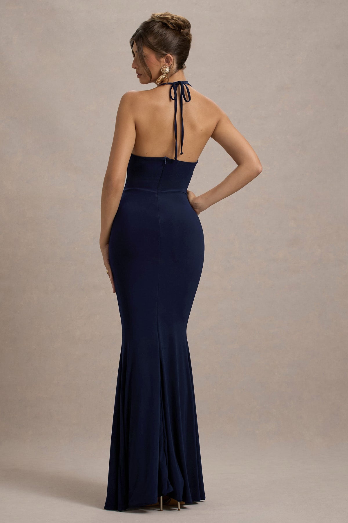Lucena | Marinenblaublaues Maxikleid mit Wasserfallausschnitt und floralem Wickeldesign