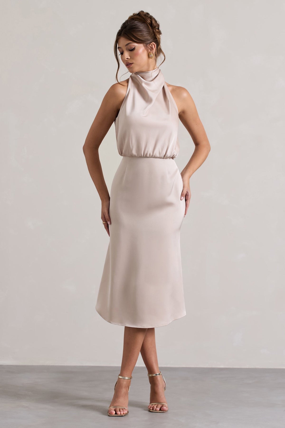 Geena | Champagnerfarbenes Satin-Midikleid mit hohem Ausschnitt