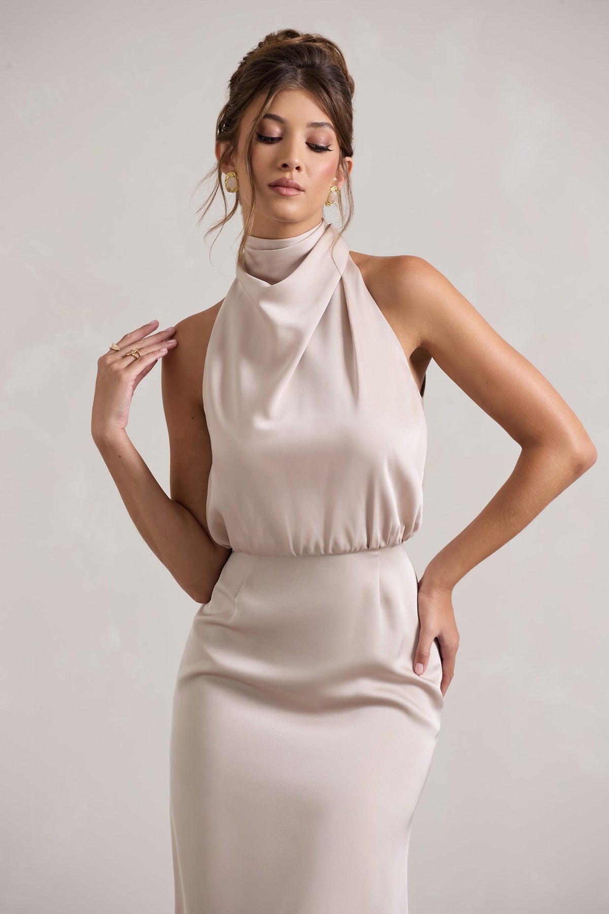 Geena | Champagnerfarbenes Satin-Midikleid mit hohem Ausschnitt