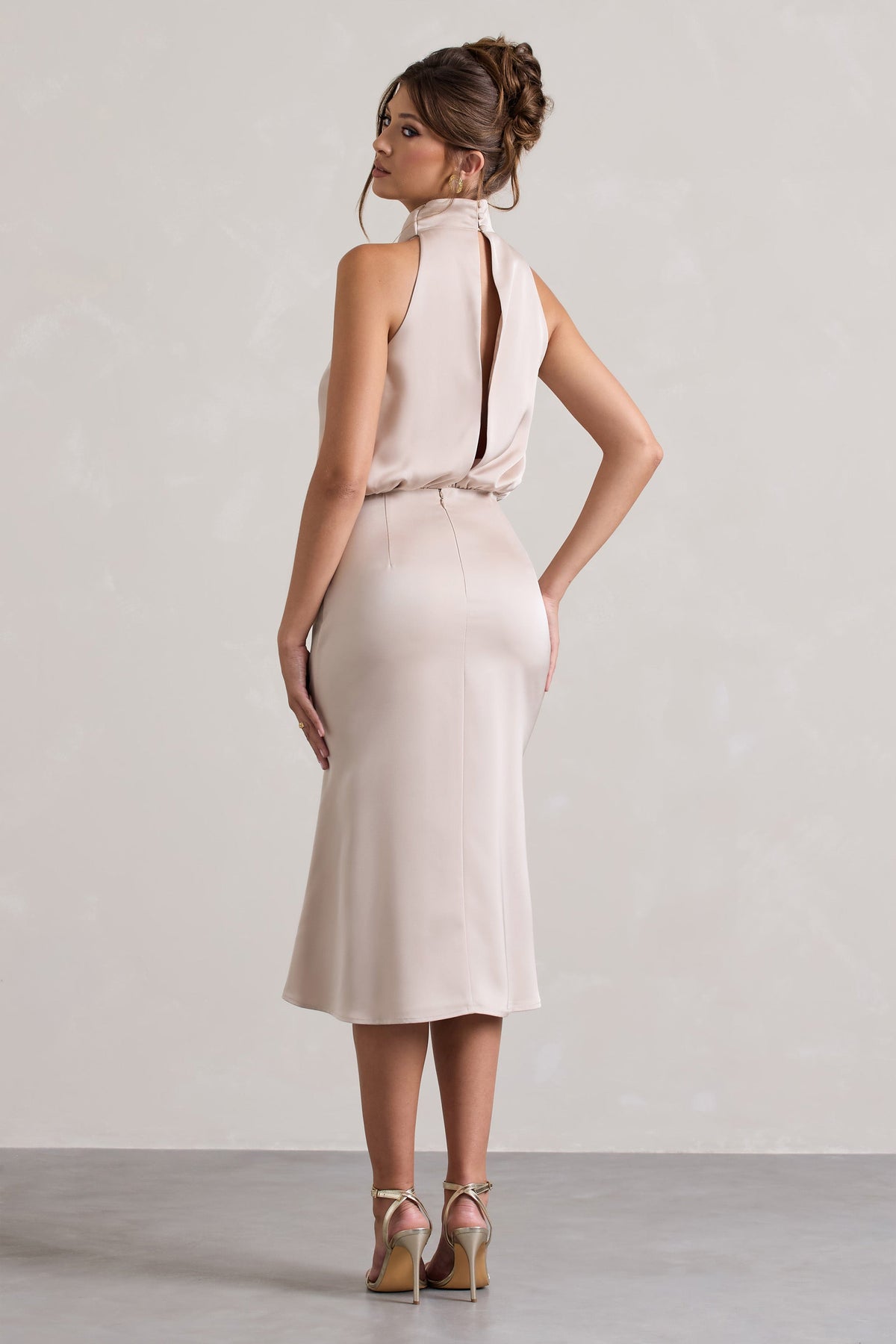 Geena | Champagnerfarbenes Satin-Midikleid mit hohem Ausschnitt