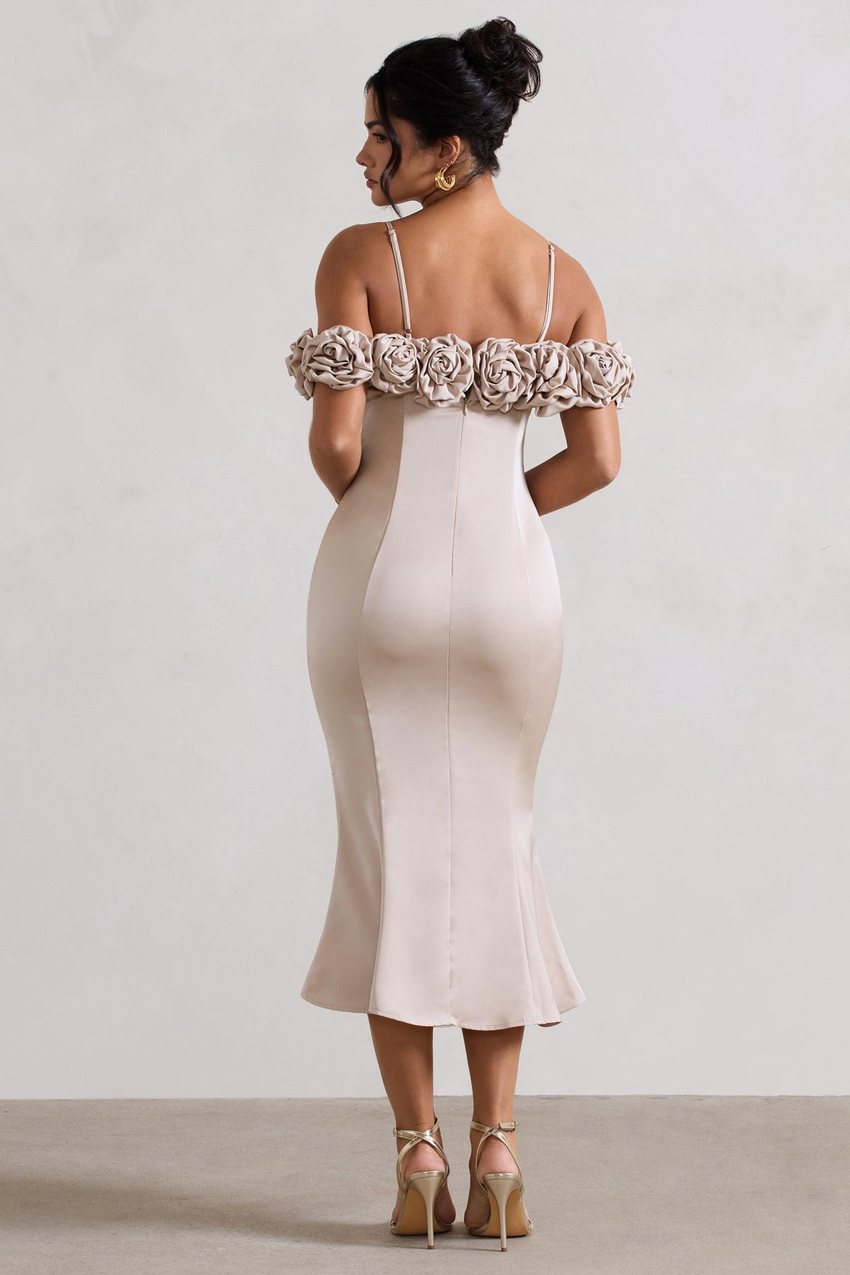 Petunia | Champagnerfarbenes Satinkleid mit Blumenmuster im Bardot-Stil und Midi-Länge