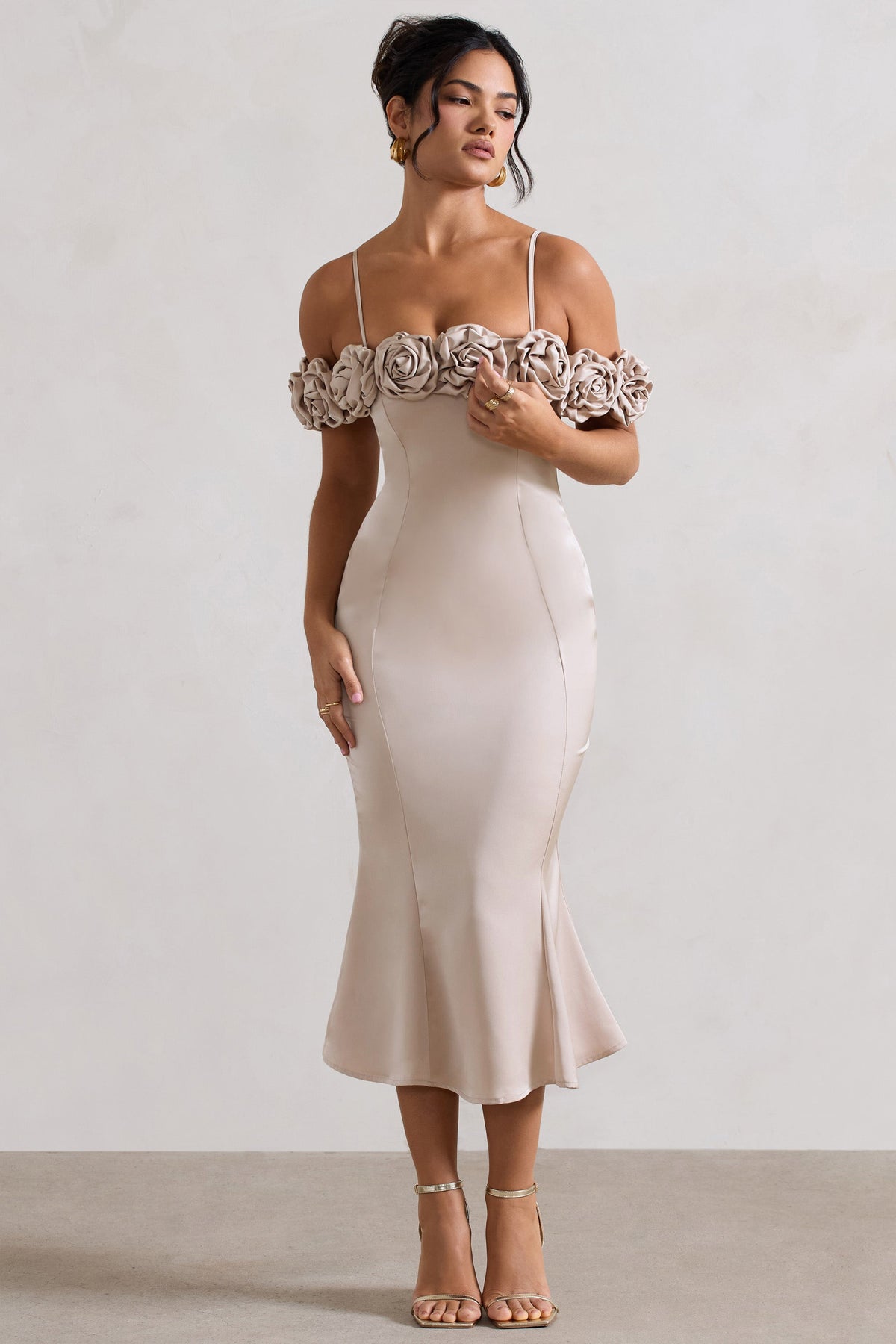Petunia | Champagnerfarbenes Satinkleid mit Blumenmuster im Bardot-Stil und Midi-Länge