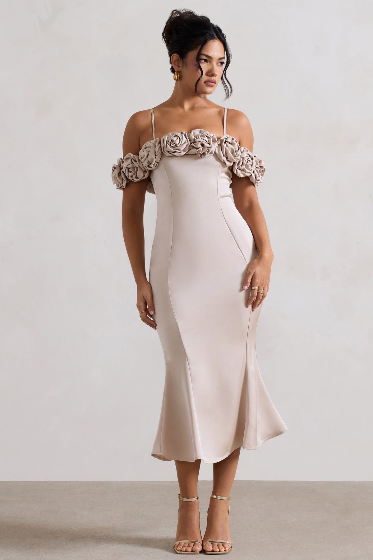 Petunia | Champagnerfarbenes Satinkleid mit Blumenmuster im Bardot-Stil und Midi-Länge