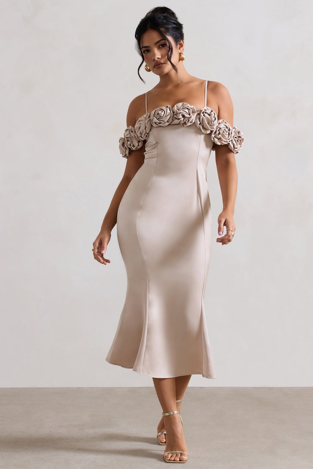 Petunia | Champagnerfarbenes Satinkleid mit Blumenmuster im Bardot-Stil und Midi-Länge