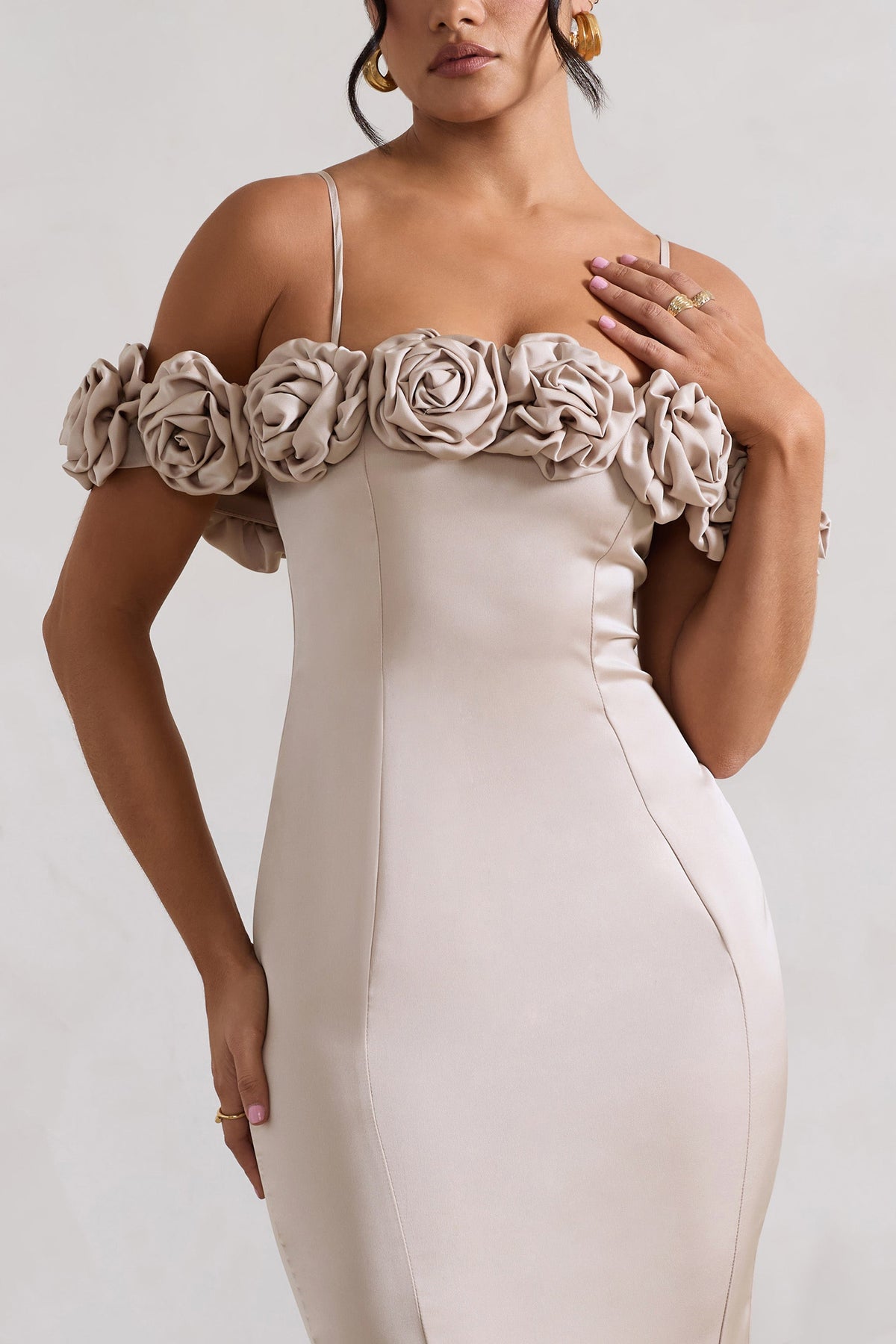 Petunia | Champagnerfarbenes Satinkleid mit Blumenmuster im Bardot-Stil und Midi-Länge