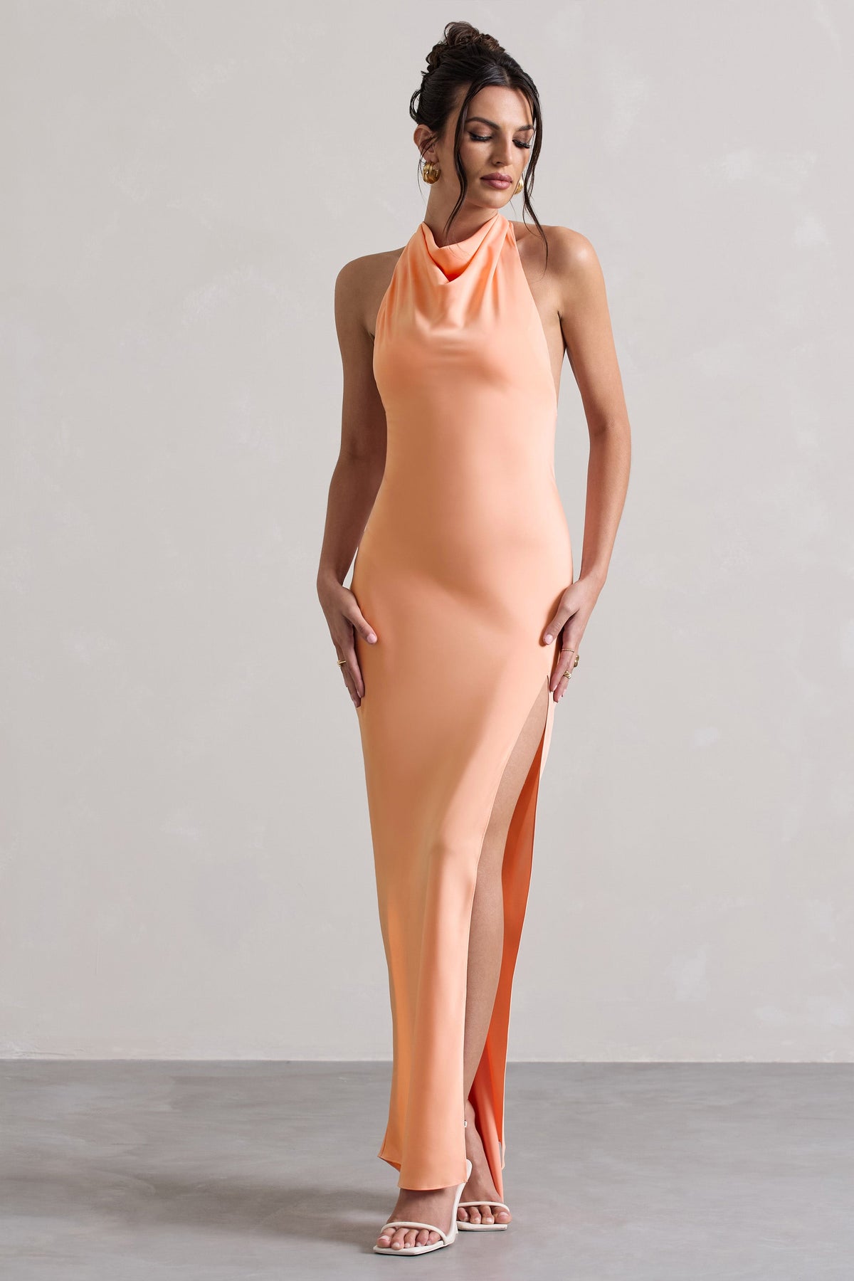 Priero | Pfirsichfarbenes Maxikleid mit Wasserfall-Hals und offenem Rücken