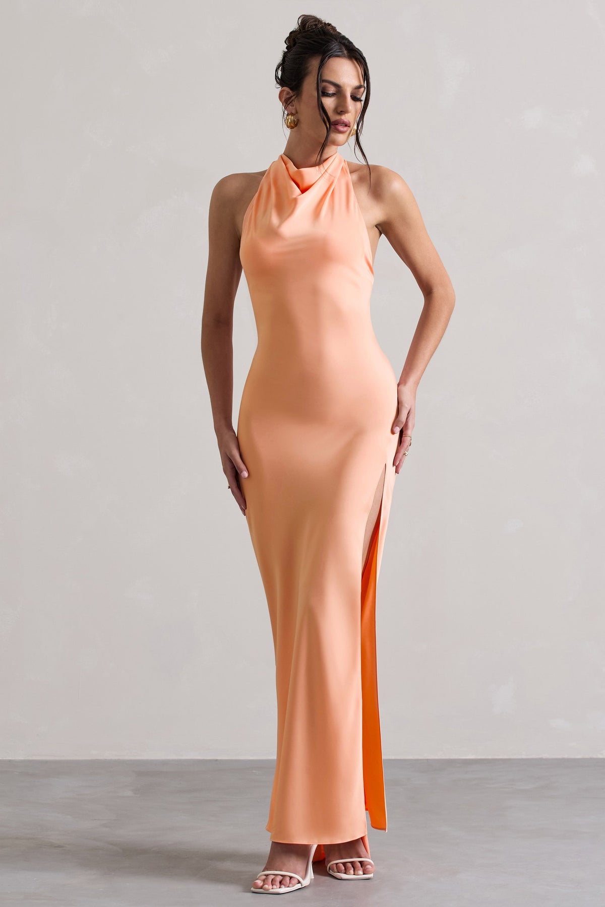 Priero | Pfirsichfarbenes Maxikleid mit Wasserfall-Hals und offenem Rücken