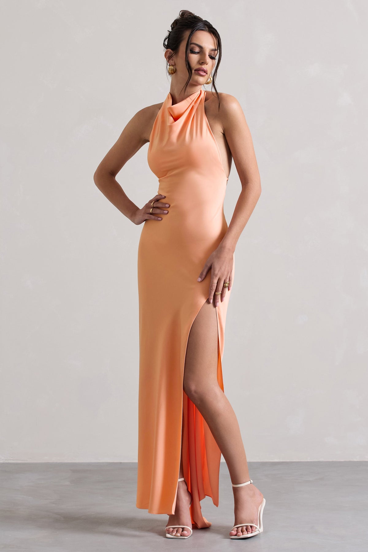Priero | Pfirsichfarbenes Maxikleid mit Wasserfall-Hals und offenem Rücken