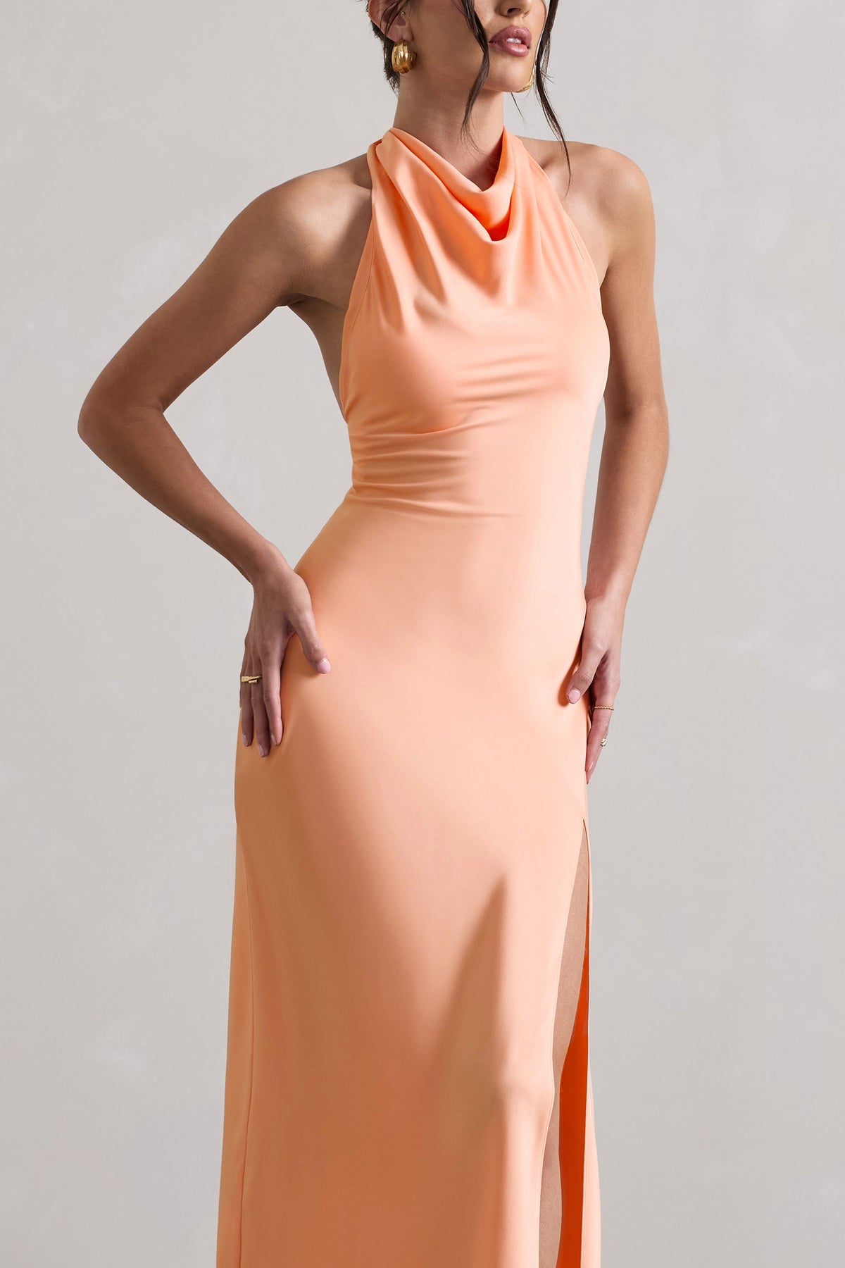 Priero | Pfirsichfarbenes Maxikleid mit Wasserfall-Hals und offenem Rücken