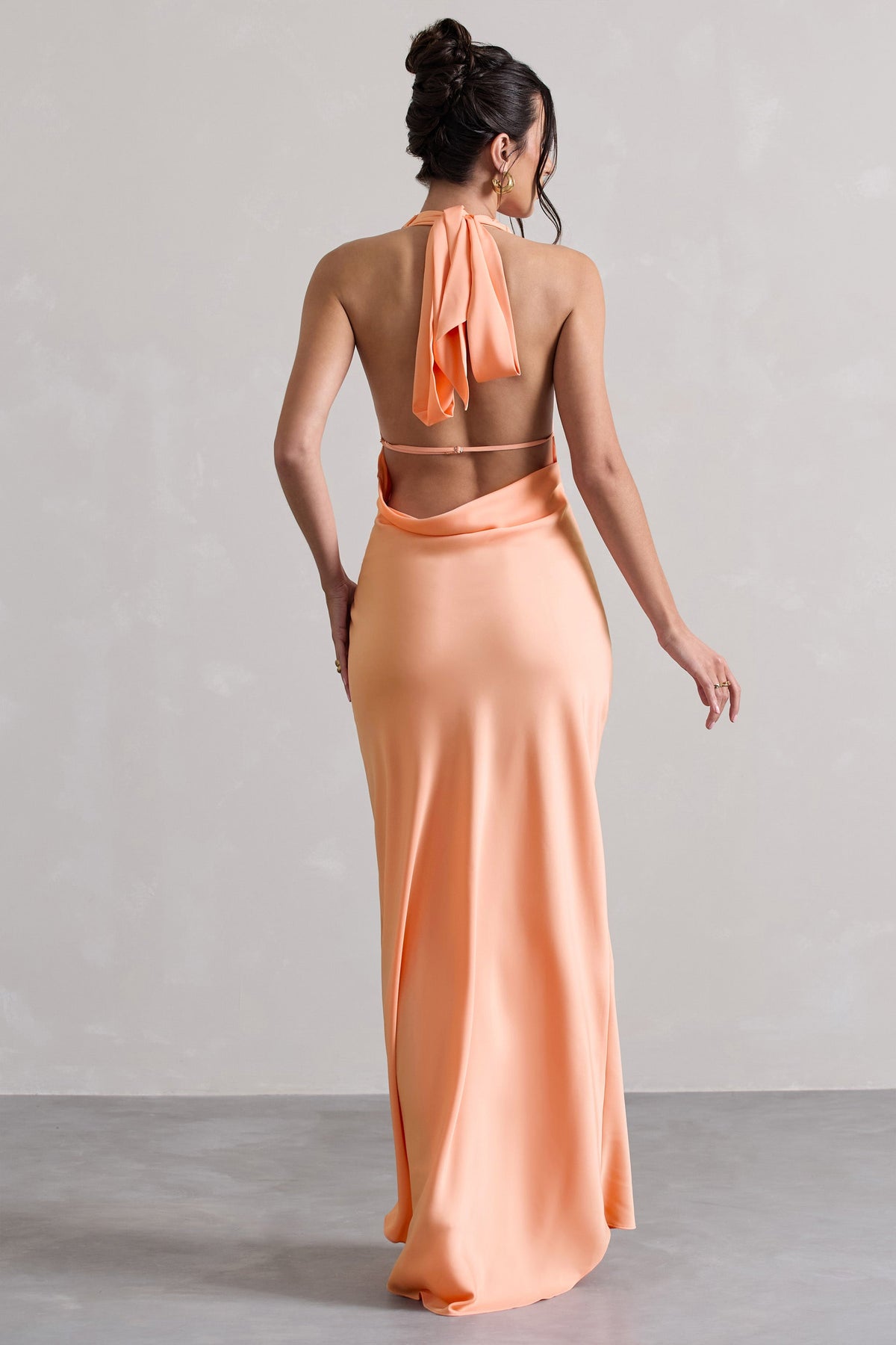 Priero | Pfirsichfarbenes Maxikleid mit Wasserfall-Hals und offenem Rücken