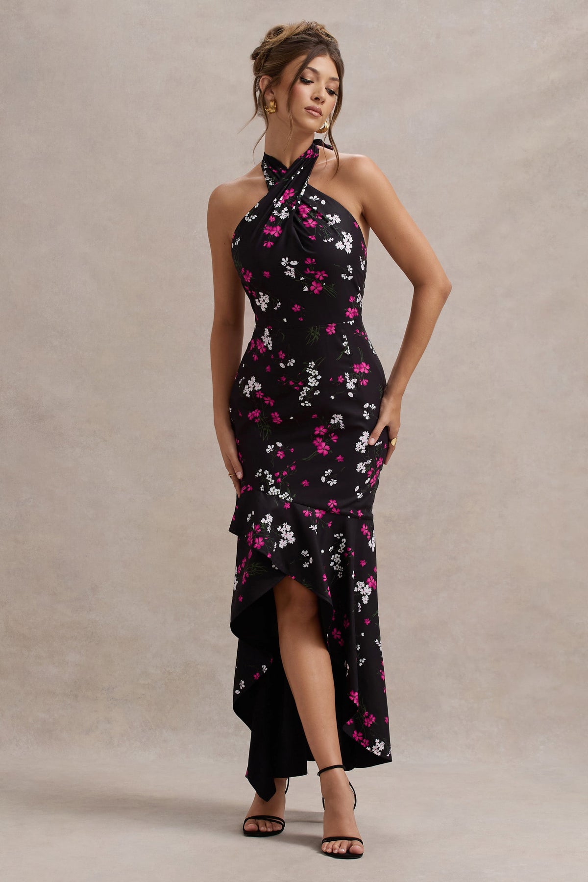 Melodia | Schwarzes Maxikleid aus Satin mit Gänseblümchenmuster, Rüschen und Halterneck-Ausschnitt.