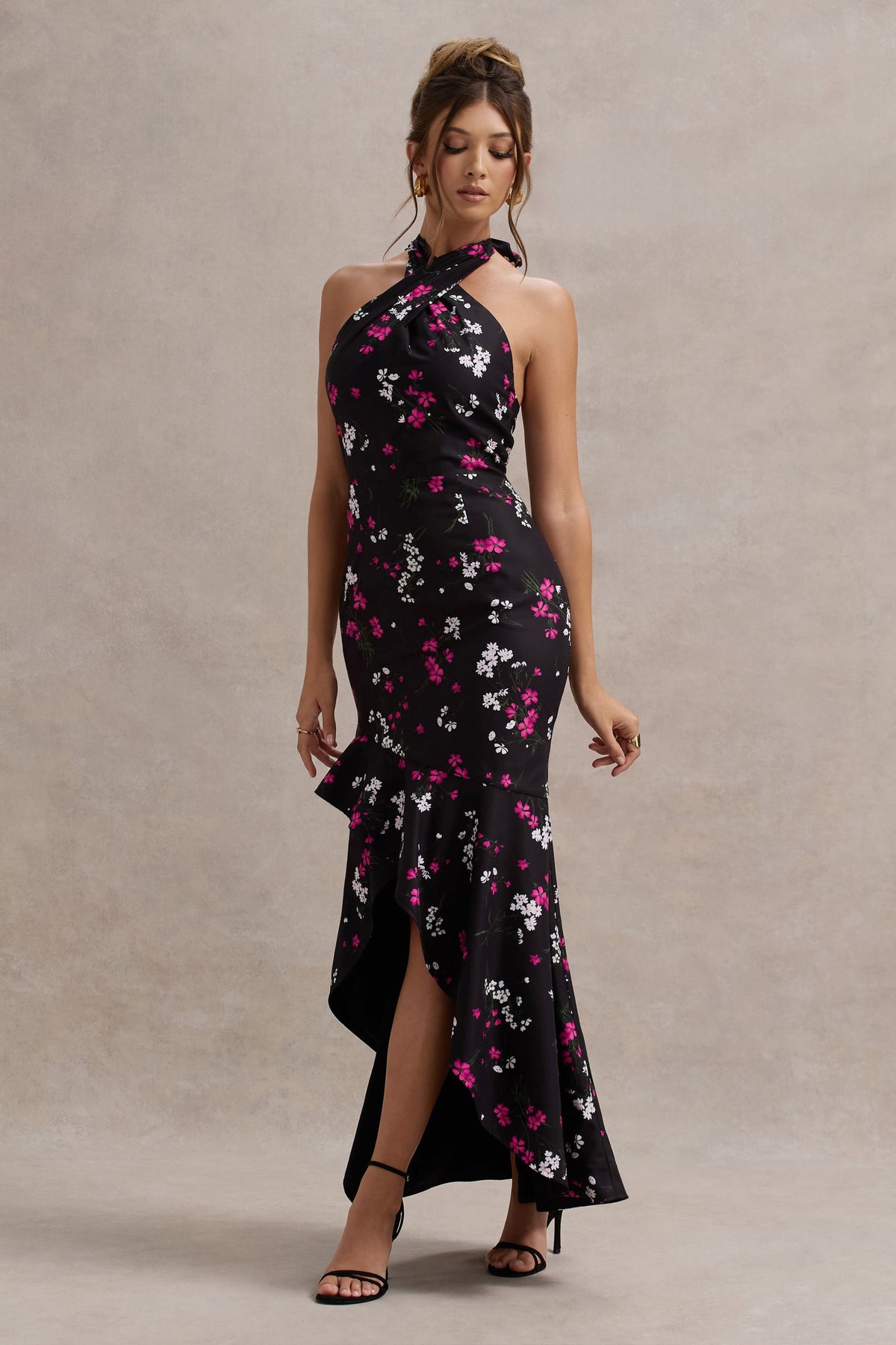 Melodia | Schwarzes Maxikleid aus Satin mit Gänseblümchenmuster, Rüschen und Halterneck-Ausschnitt.