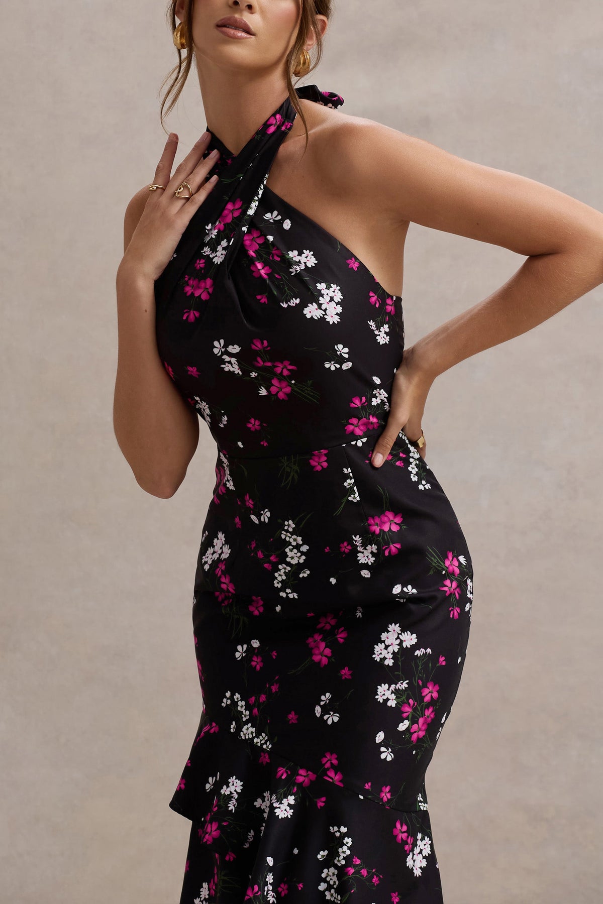 Melodia | Schwarzes Maxikleid aus Satin mit Gänseblümchenmuster, Rüschen und Halterneck-Ausschnitt.