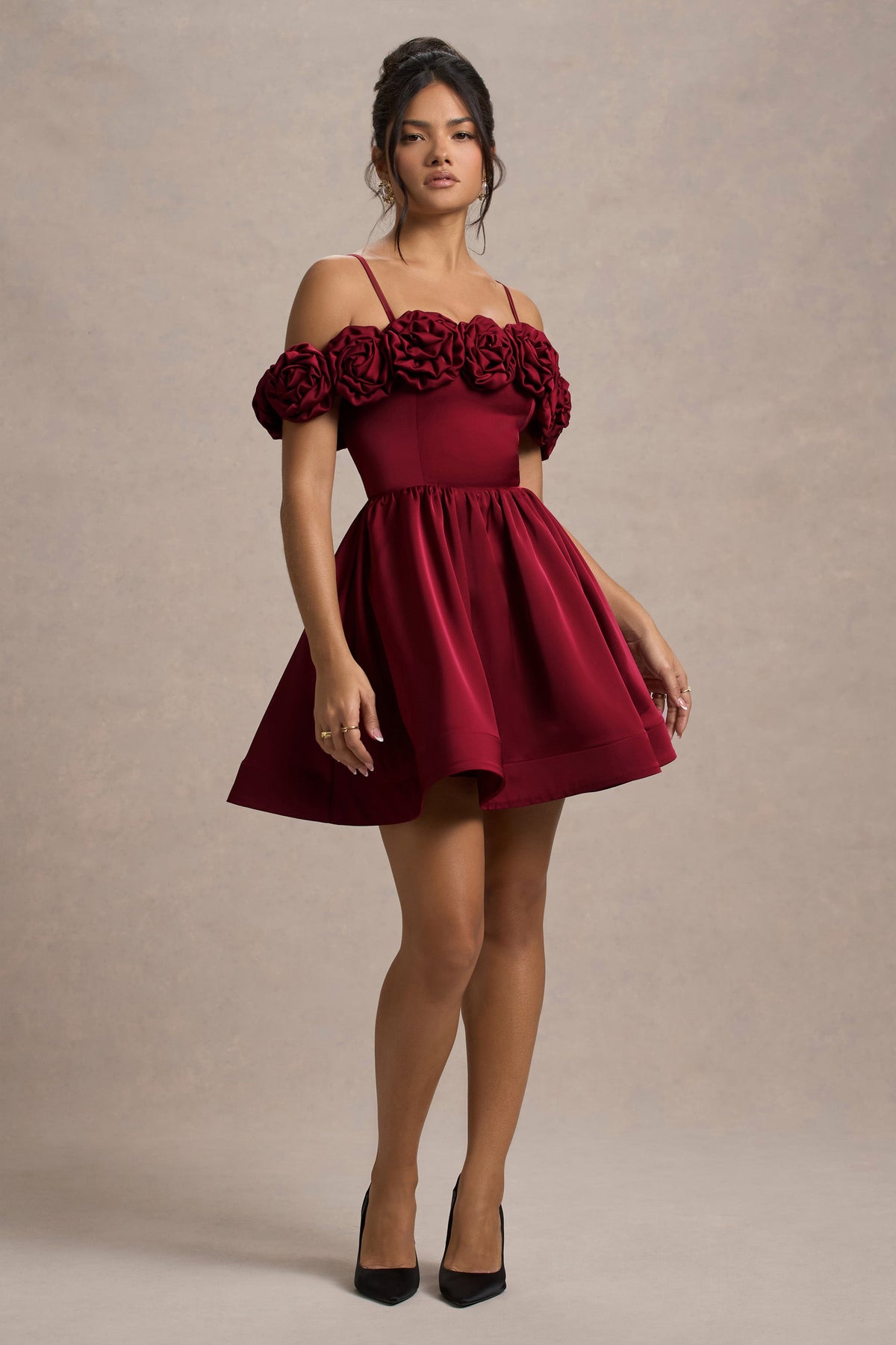 Beerenfarbenes Satin-Minikleid mit Blumenmuster und Skater-Schnitt