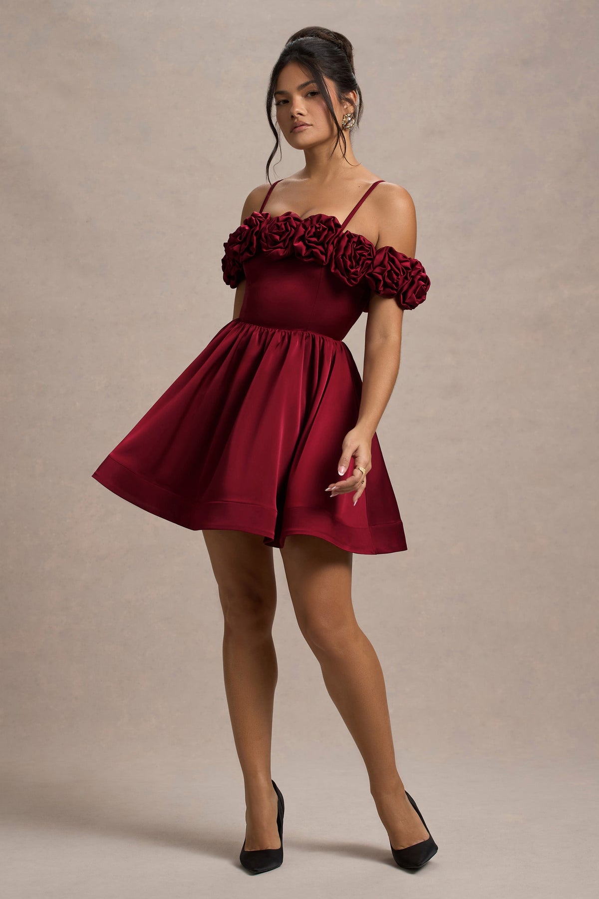 Beerenfarbenes Satin-Minikleid mit Blumenmuster und Skater-Schnitt