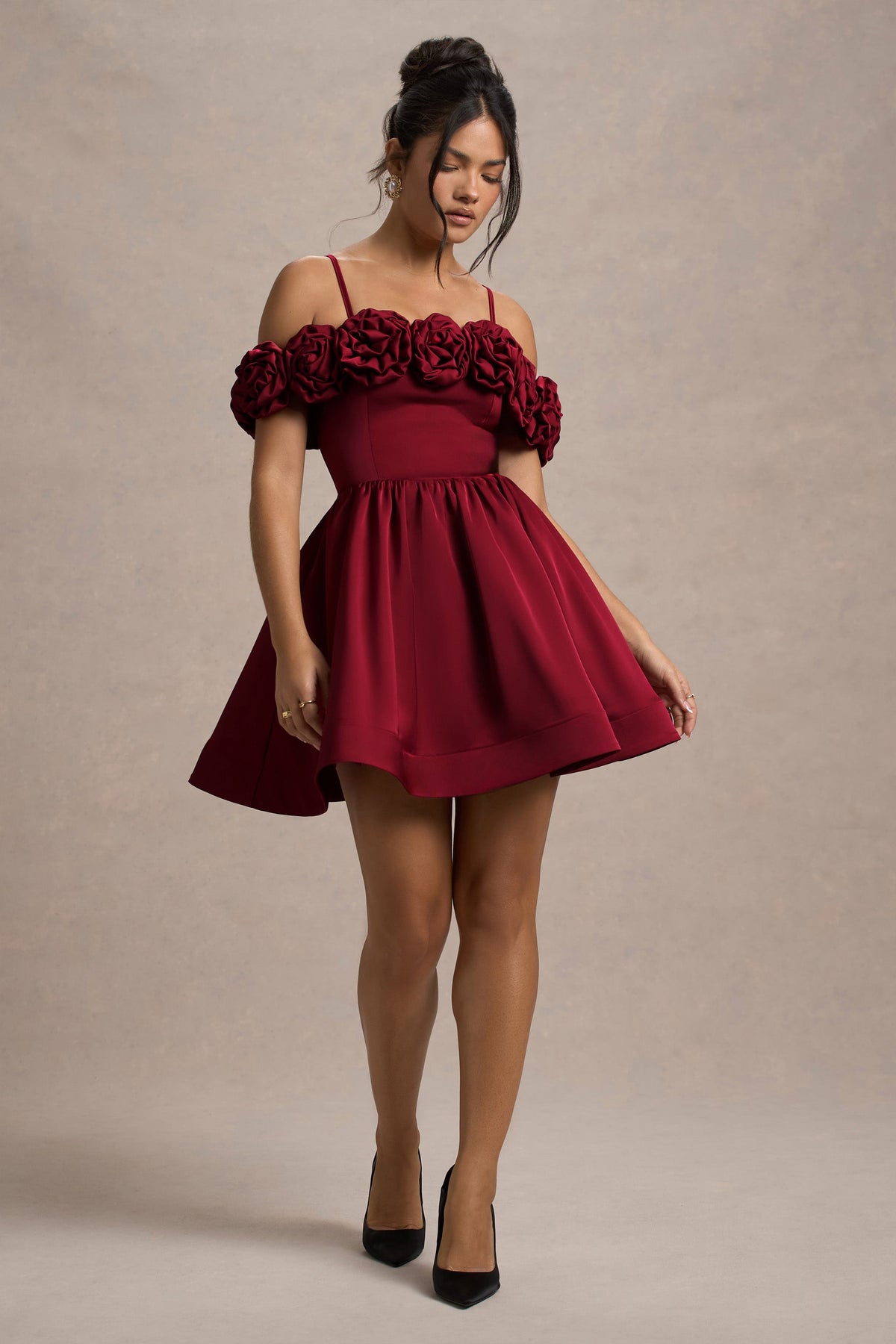 Beerenfarbenes Satin-Minikleid mit Blumenmuster und Skater-Schnitt