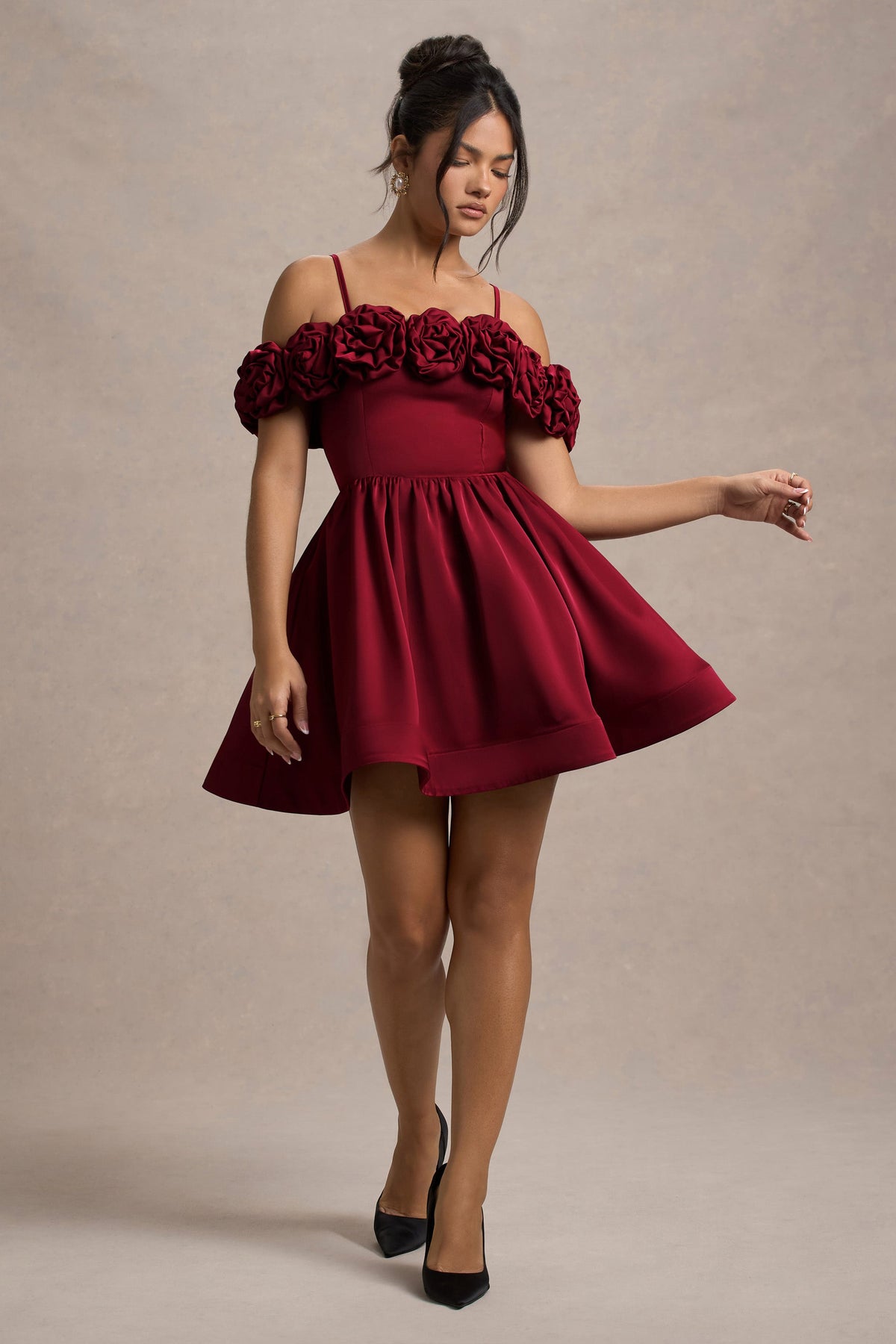 Beerenfarbenes Satin-Minikleid mit Blumenmuster und Skater-Schnitt