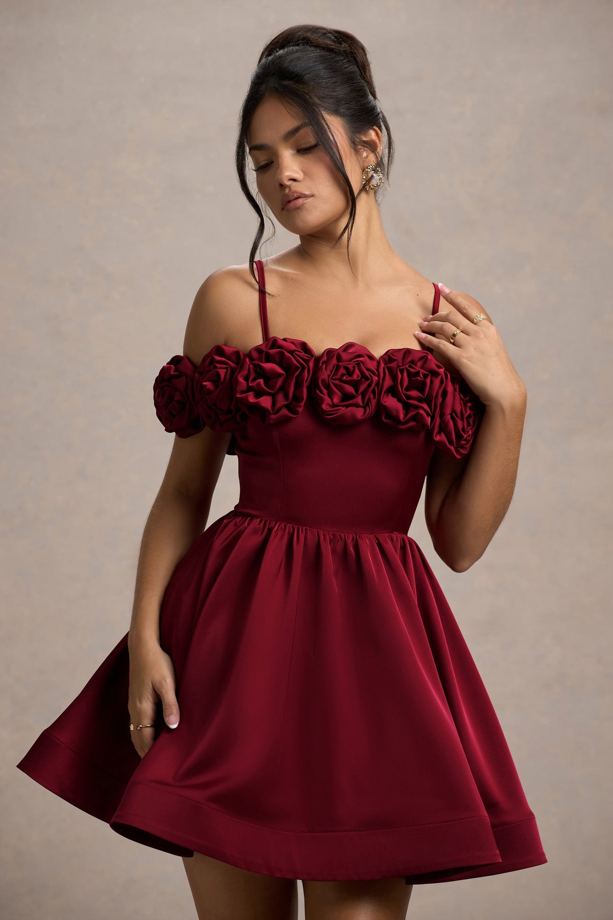 Beerenfarbenes Satin-Minikleid mit Blumenmuster und Skater-Schnitt