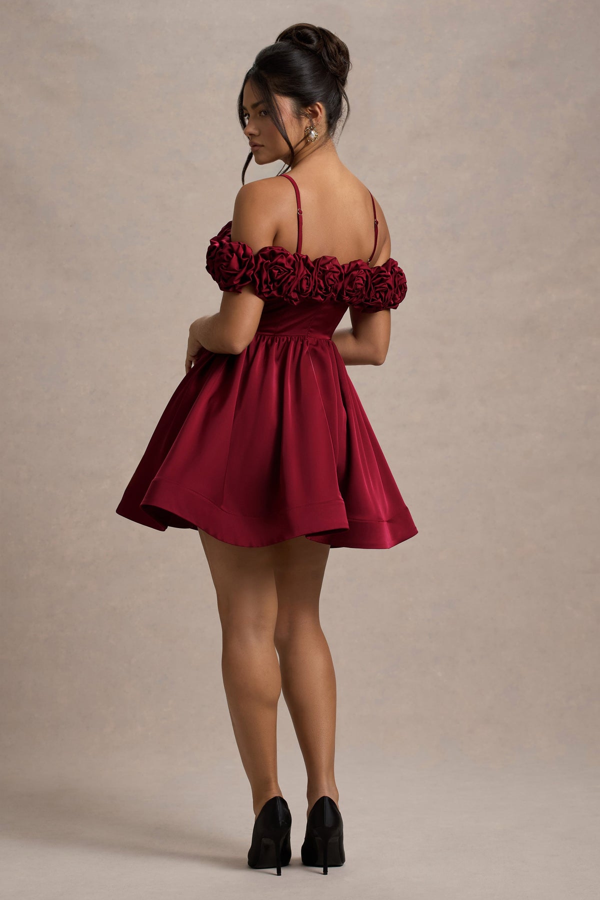 Beerenfarbenes Satin-Minikleid mit Blumenmuster und Skater-Schnitt