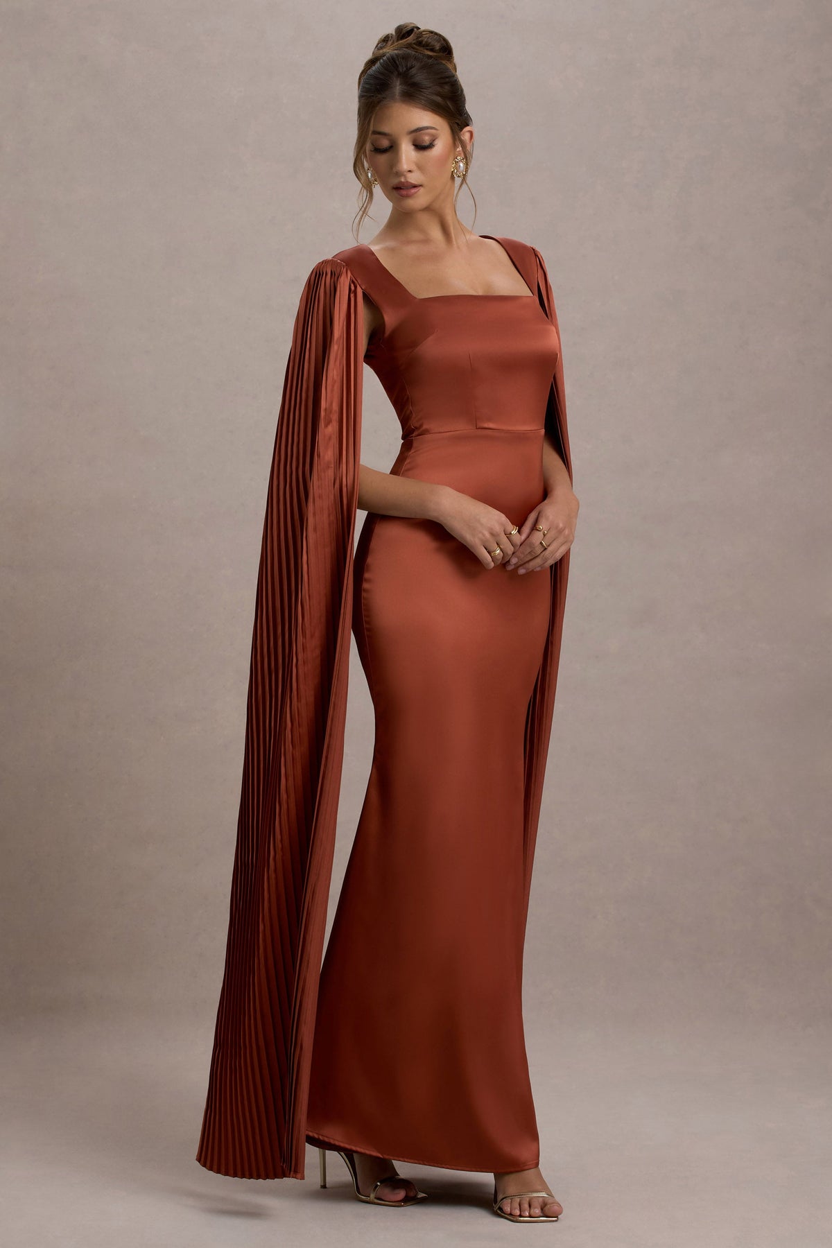 Saloma | Rostfarbenes Satin-Maxikleid mit eckigem Ausschnitt und Cape-Ärmeln