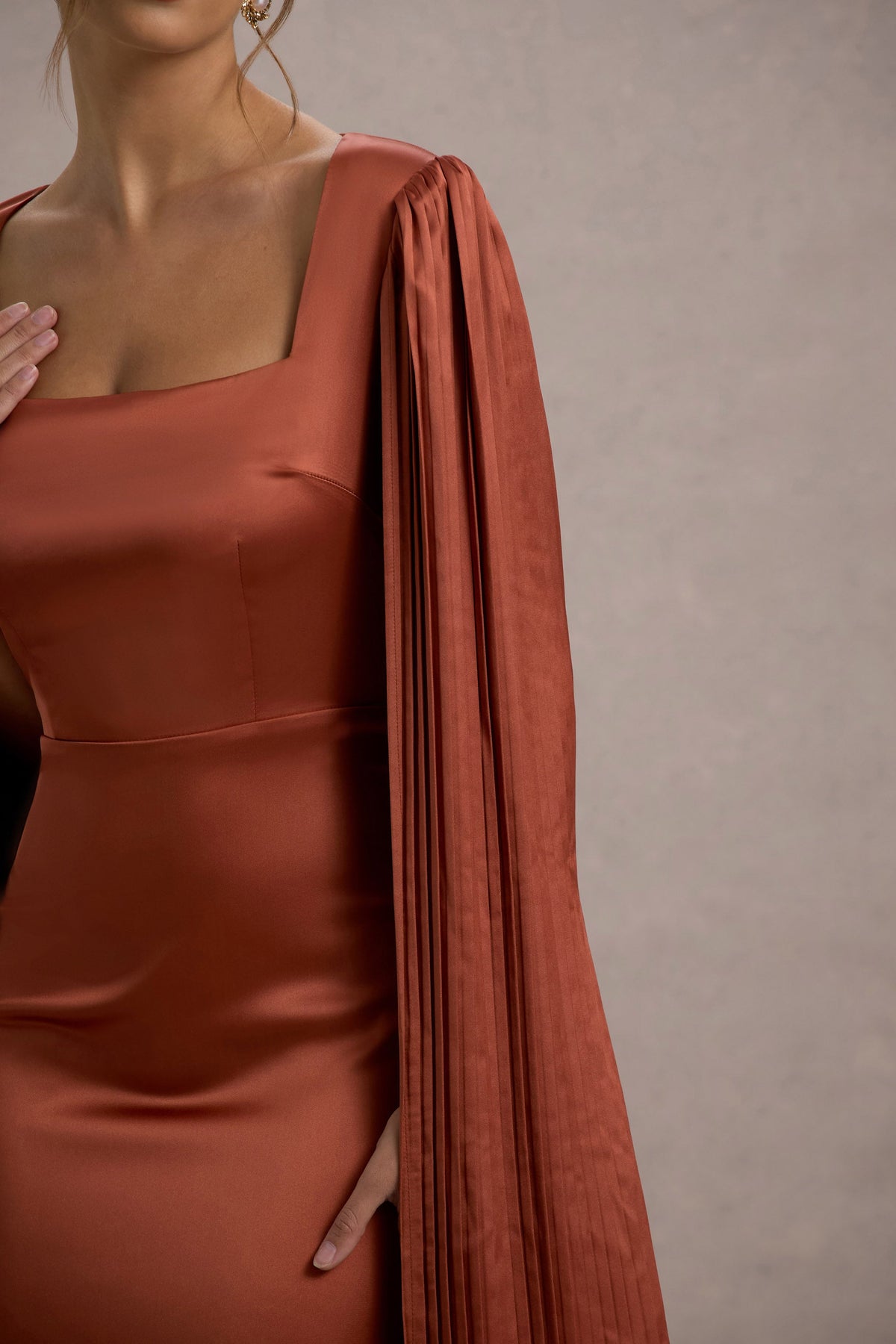 Saloma | Rostfarbenes Satin-Maxikleid mit eckigem Ausschnitt und Cape-Ärmeln